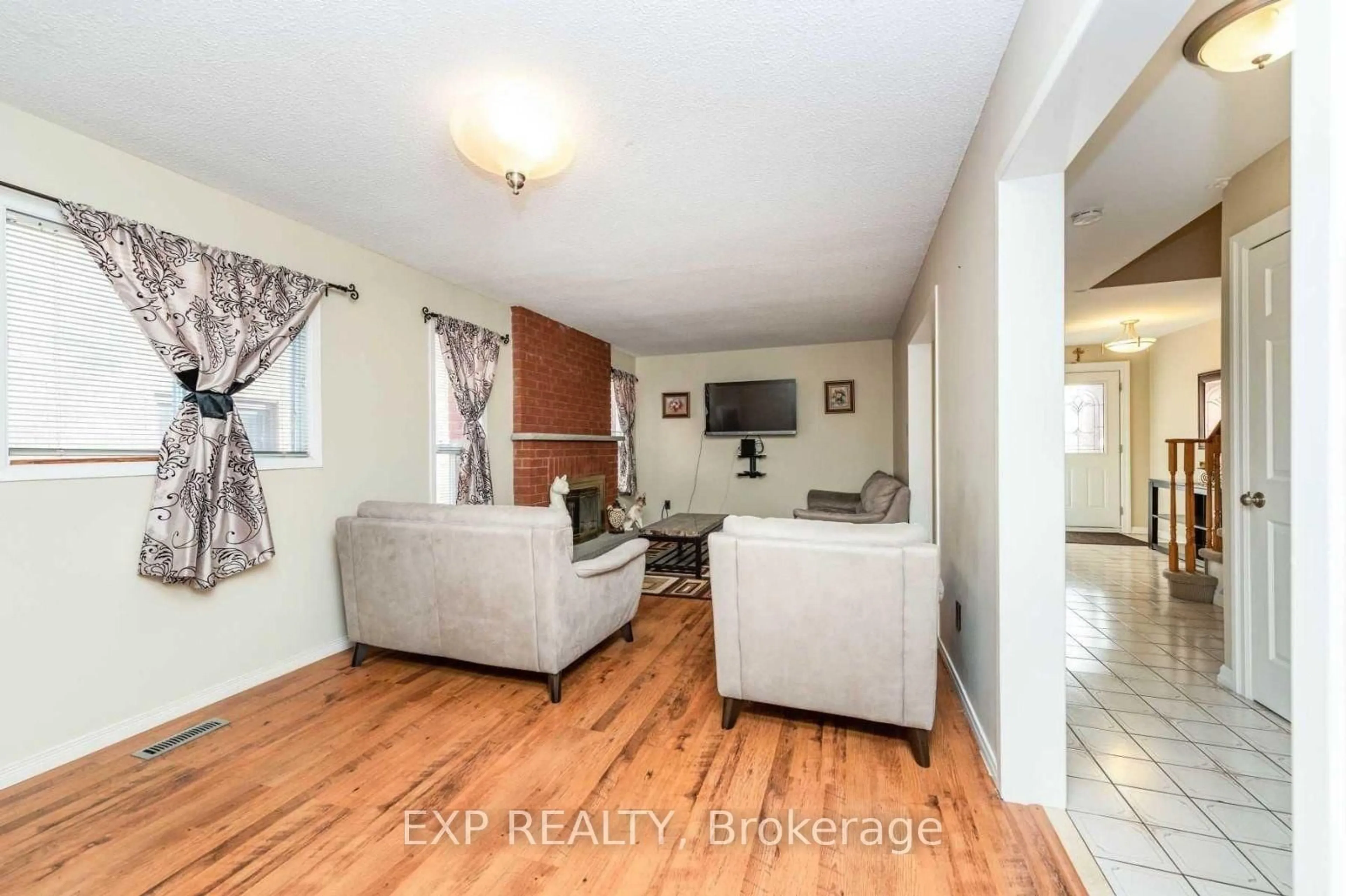 Living room with furniture, wood/laminate floor for 3 Shenstone Ave, Brampton Ontario L6Z 2Y6