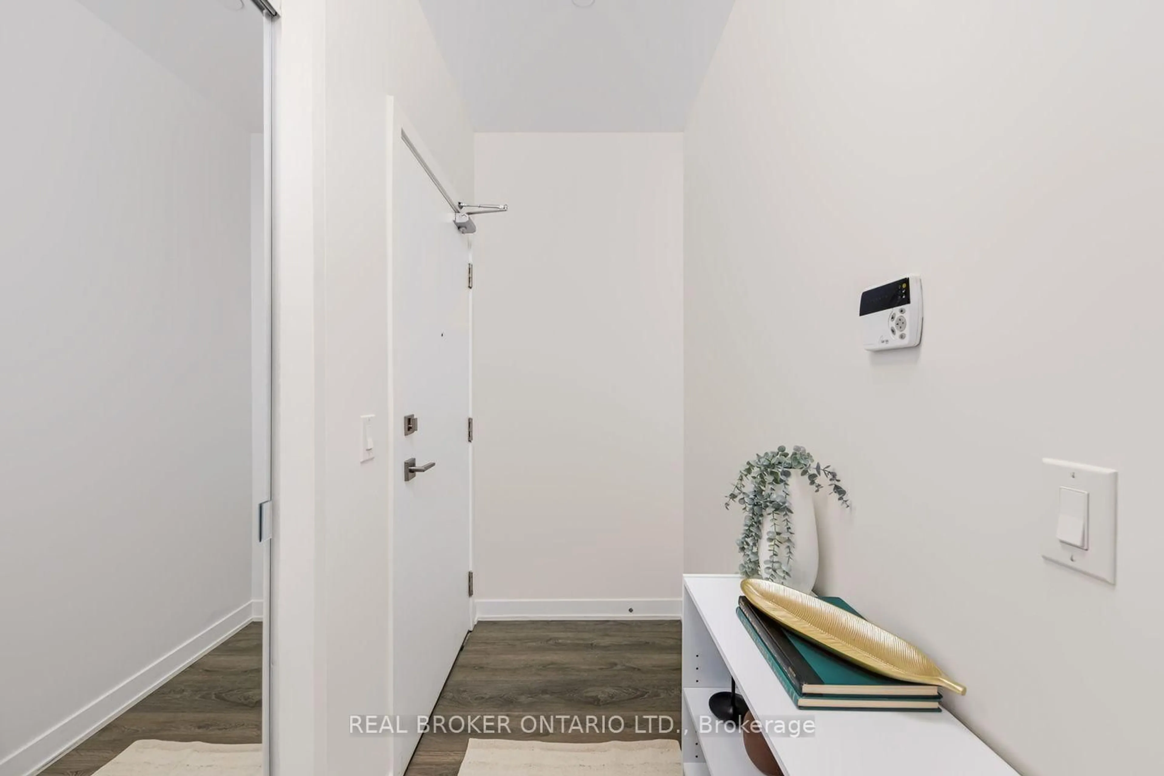 Indoor entryway for 4633 Glen Erin Dr #108, Mississauga Ontario L5M 7E1