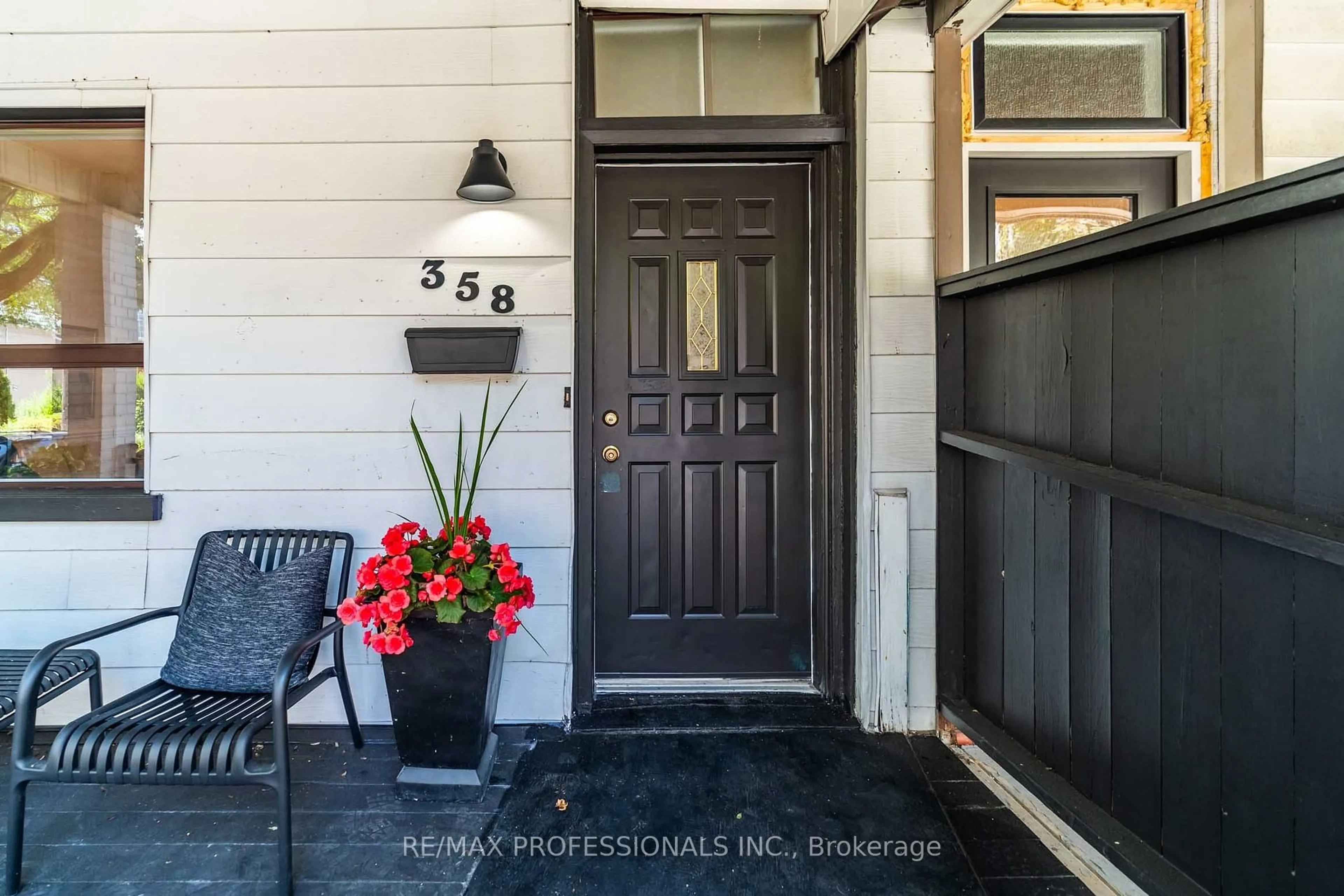 Indoor entryway for 358 Pacific Ave, Toronto Ontario M6P 2R1