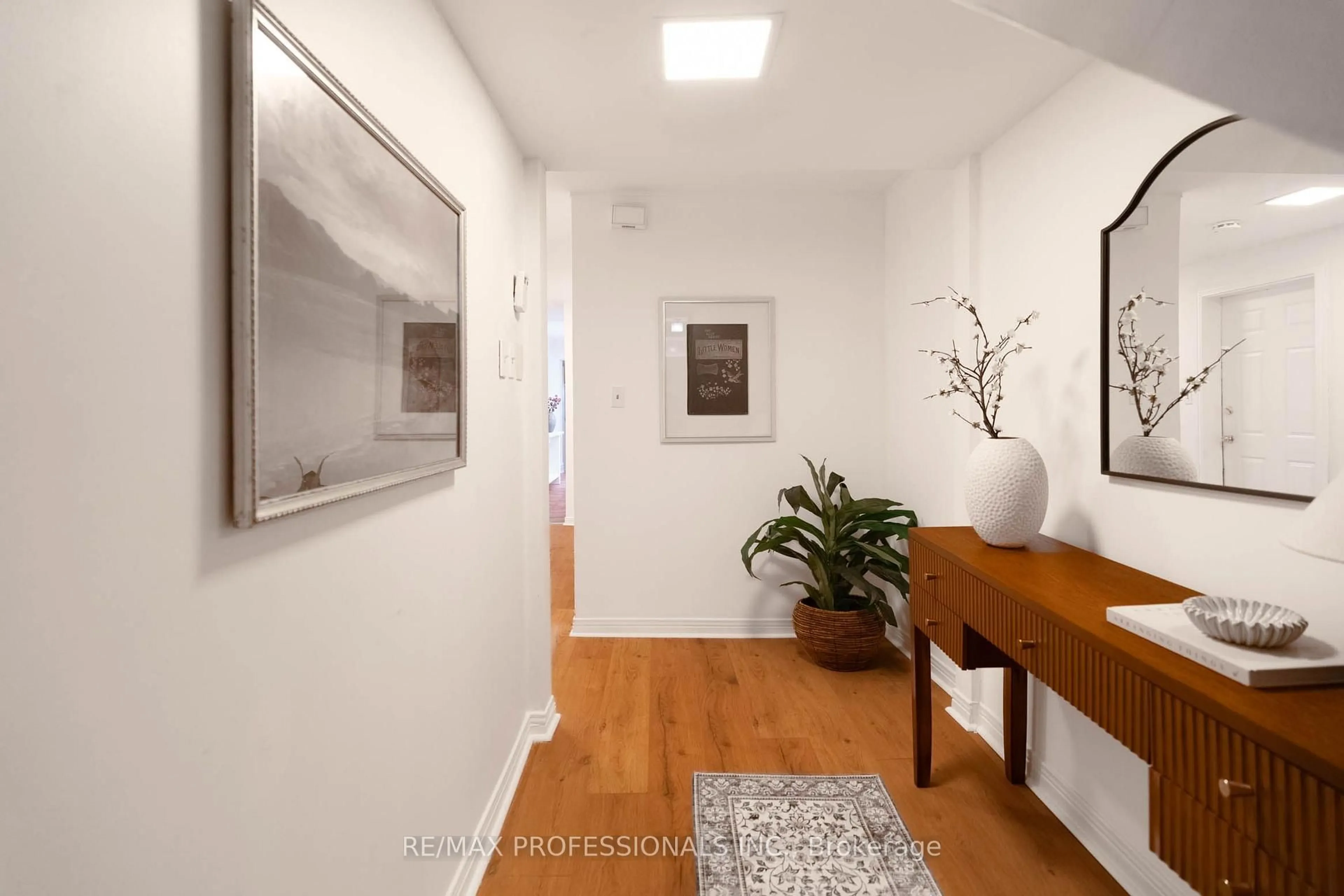 Indoor entryway for 358 Pacific Ave, Toronto Ontario M6P 2R1