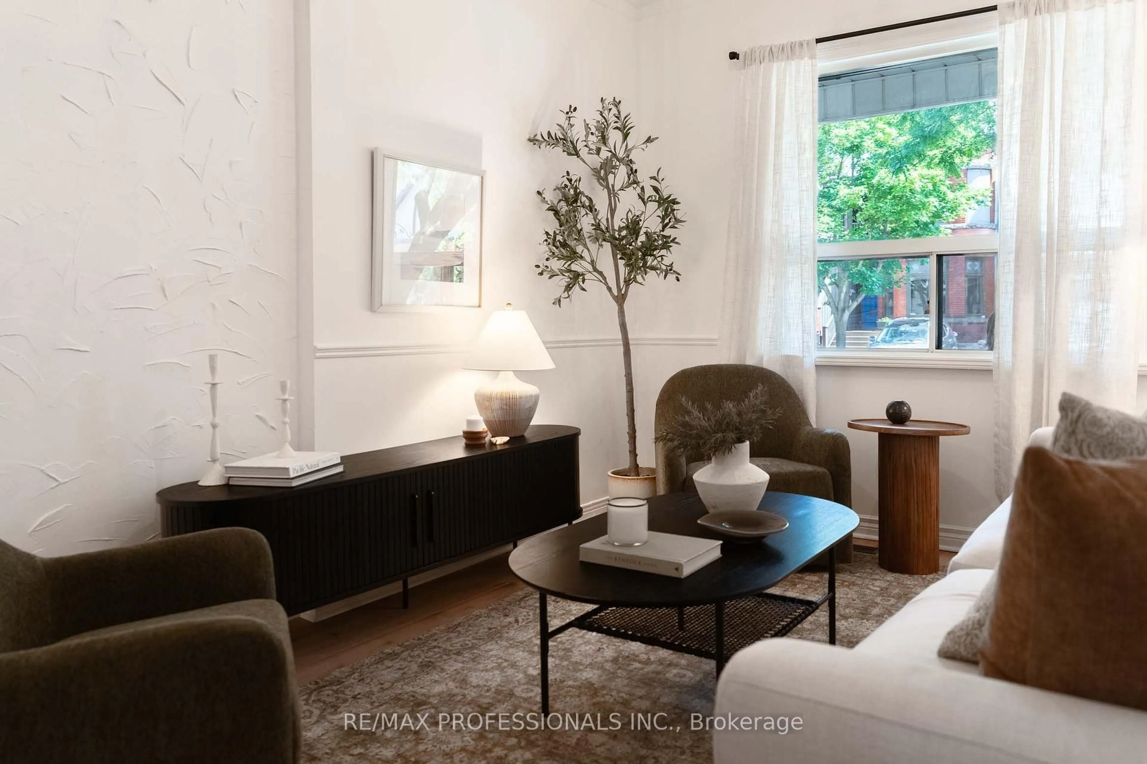 Living room with furniture, unknown for 358 Pacific Ave, Toronto Ontario M6P 2R1