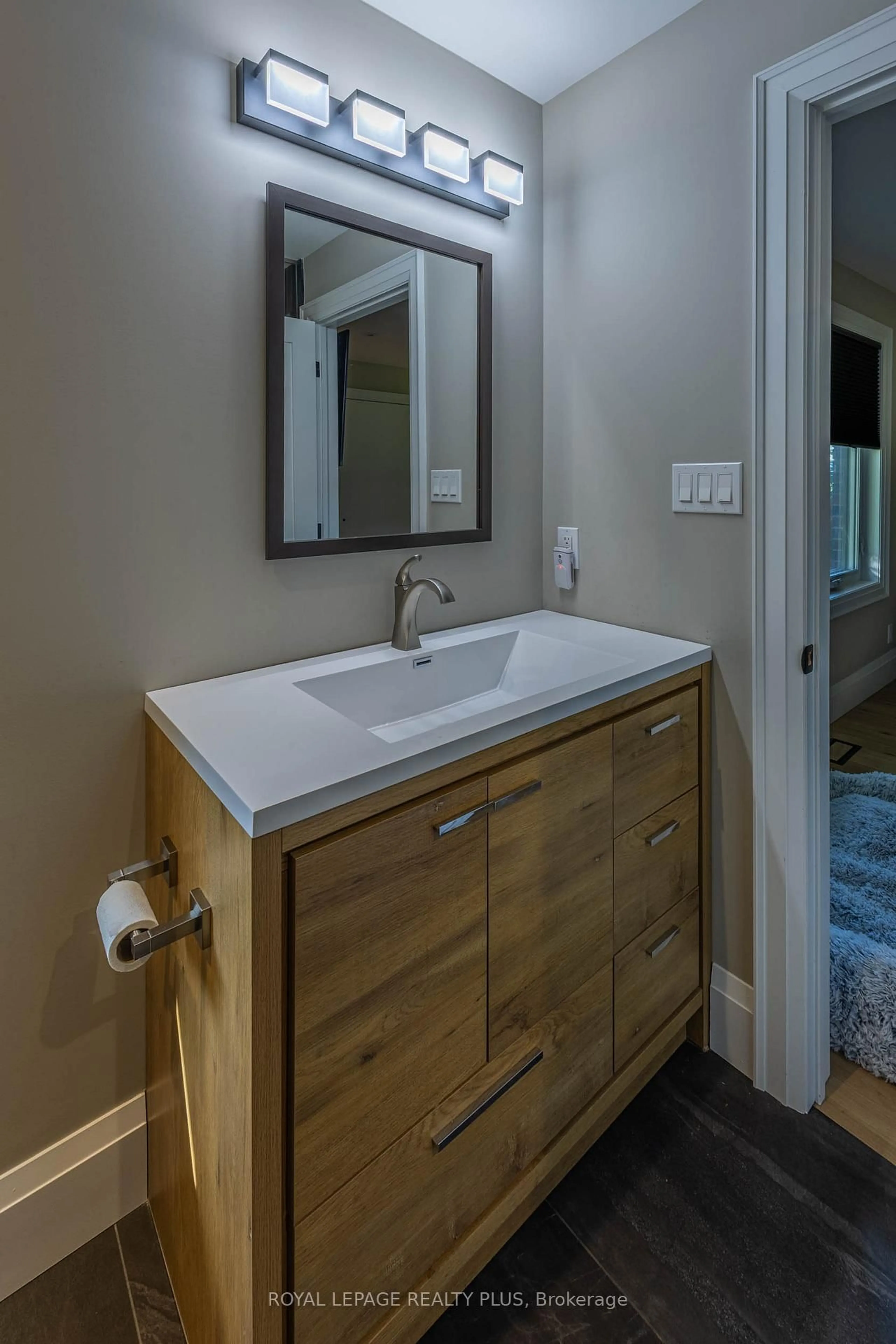 Contemporary bathroom, unknown for 884 Eagle Dr, Burlington Ontario L7T 3A4