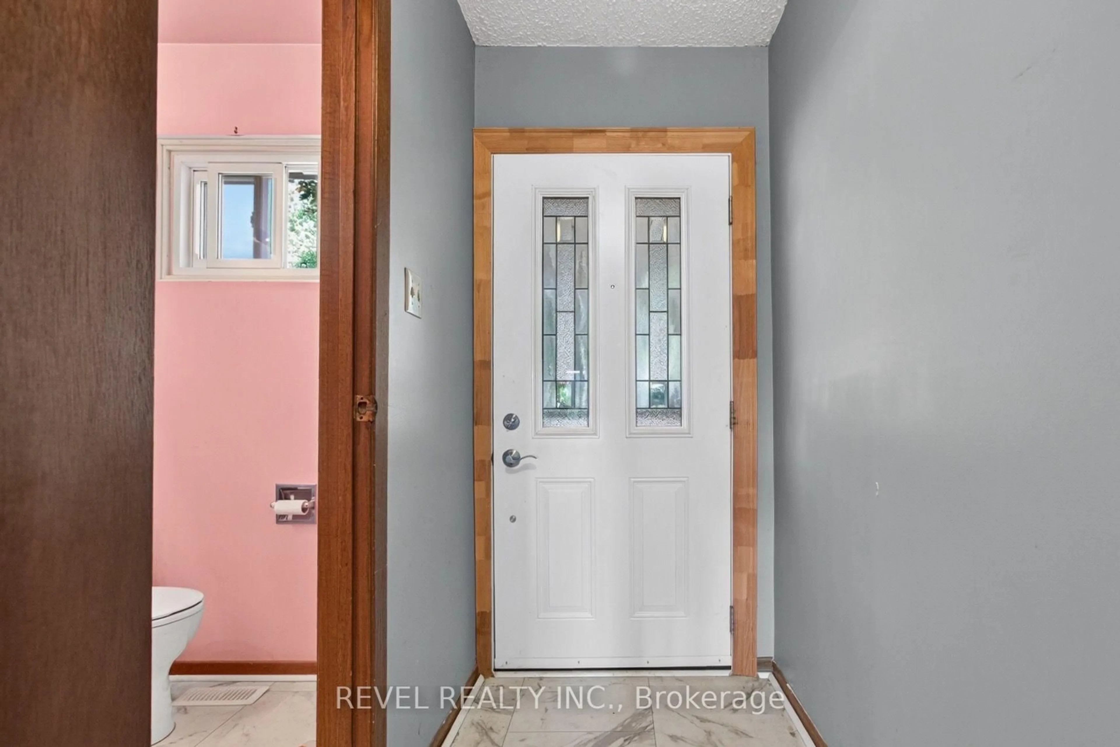 Indoor entryway for 1951 Rathburn Rd #26, Mississauga Ontario L4W 2N9