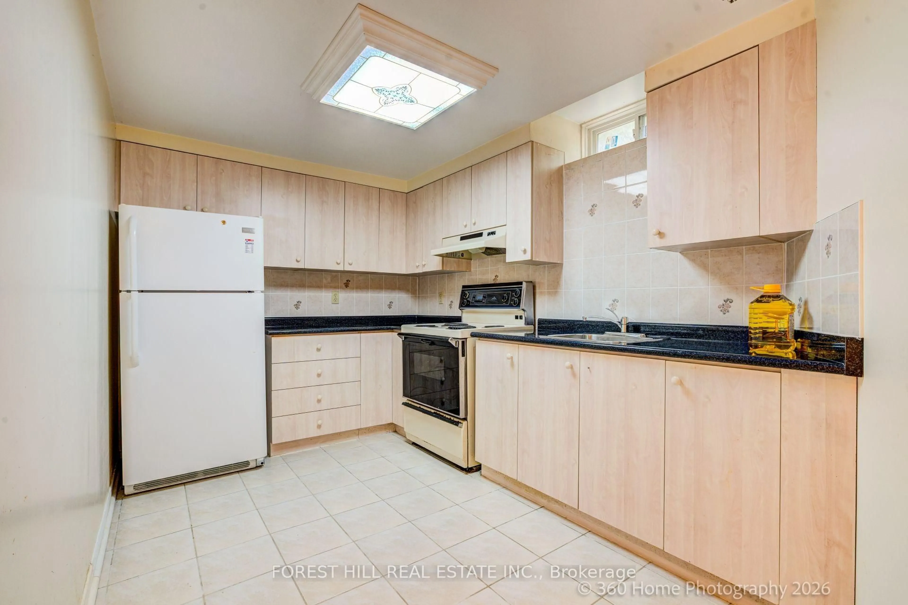 Standard kitchen, unknown for 3679 Loyalist Dr, Mississauga Ontario L5L 4S9