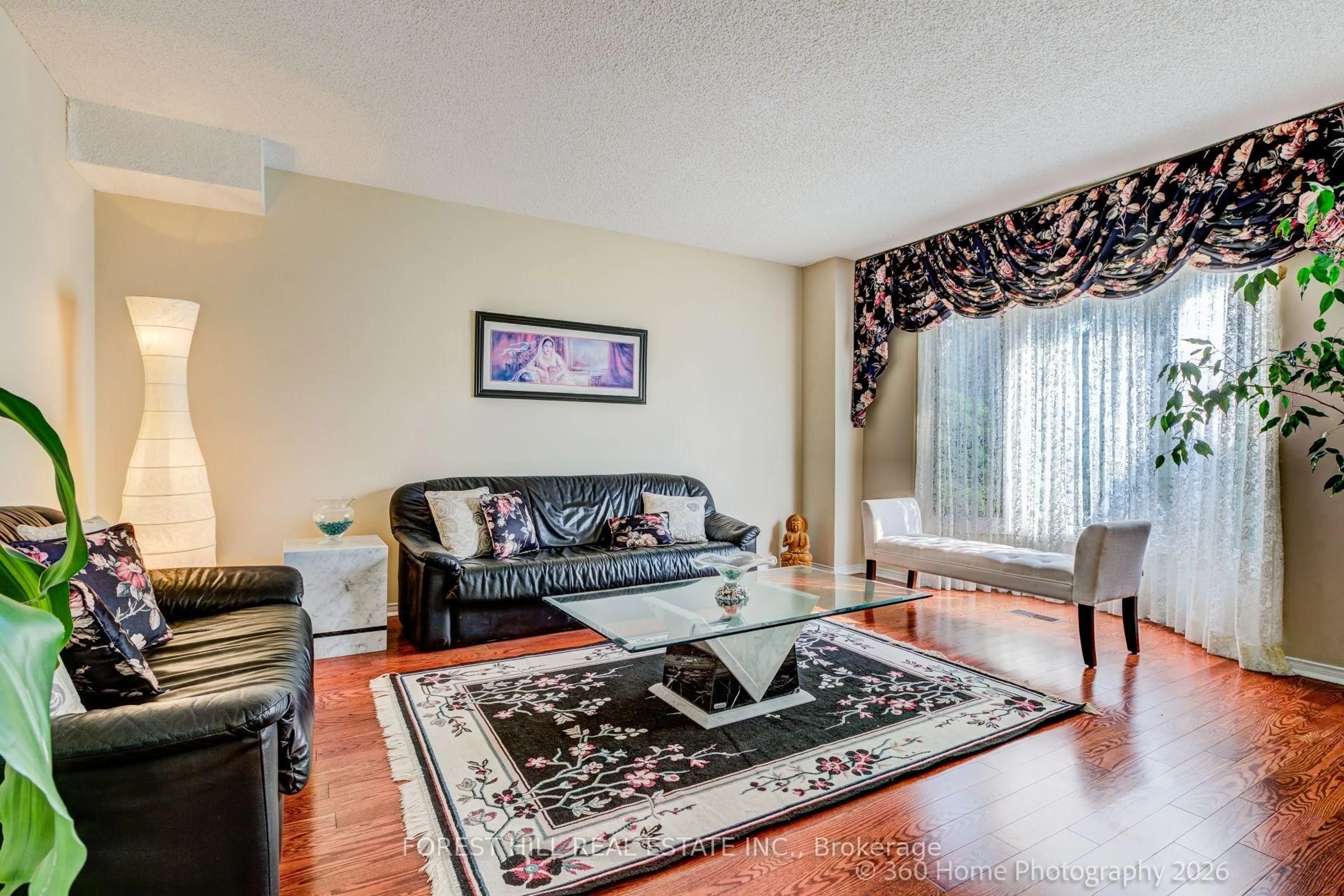 Living room with furniture, unknown for 3679 Loyalist Dr, Mississauga Ontario L5L 4S9