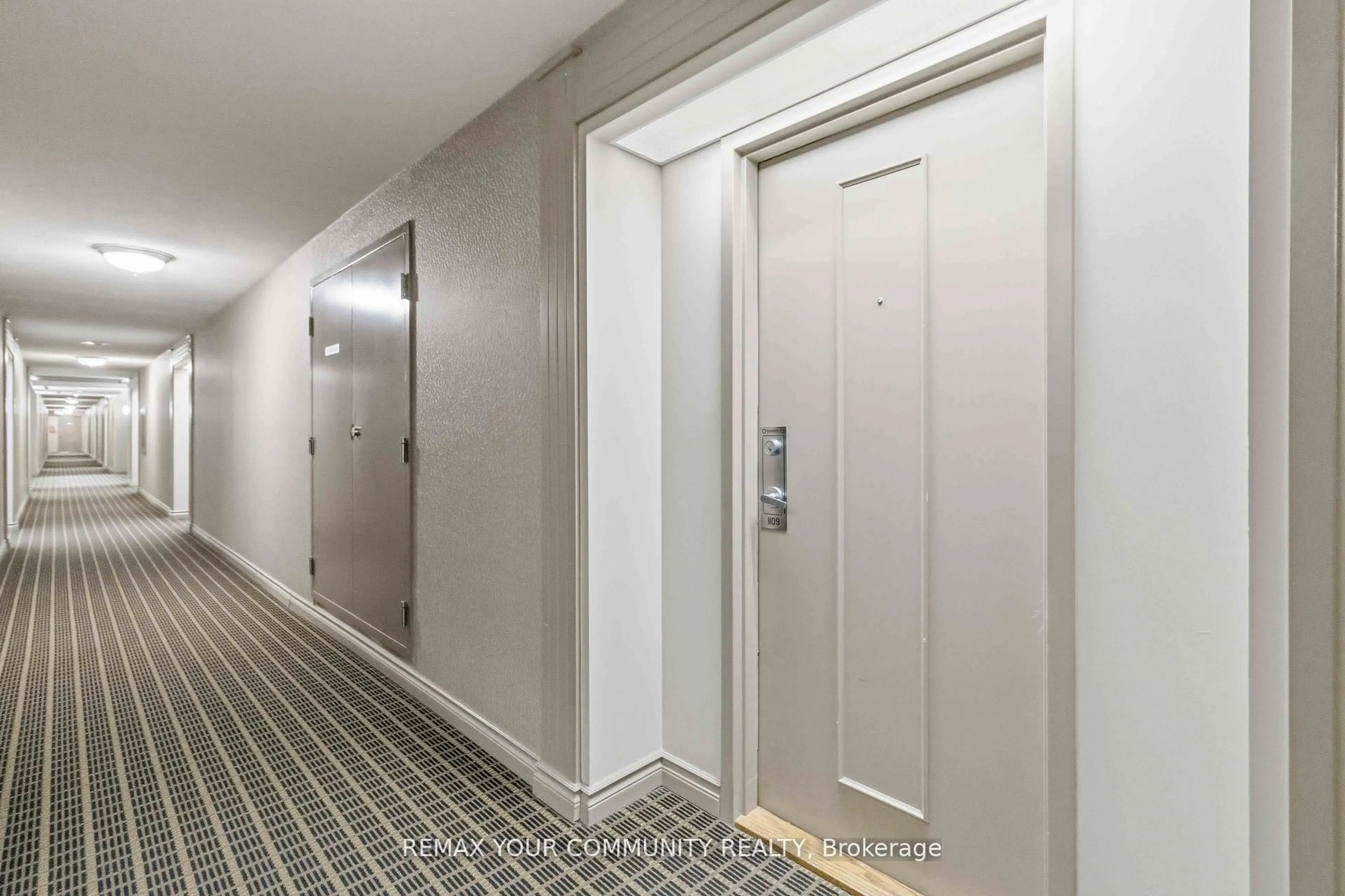 Indoor foyer for 135 Hillcrest Ave #1109, Mississauga Ontario L5B 4B1