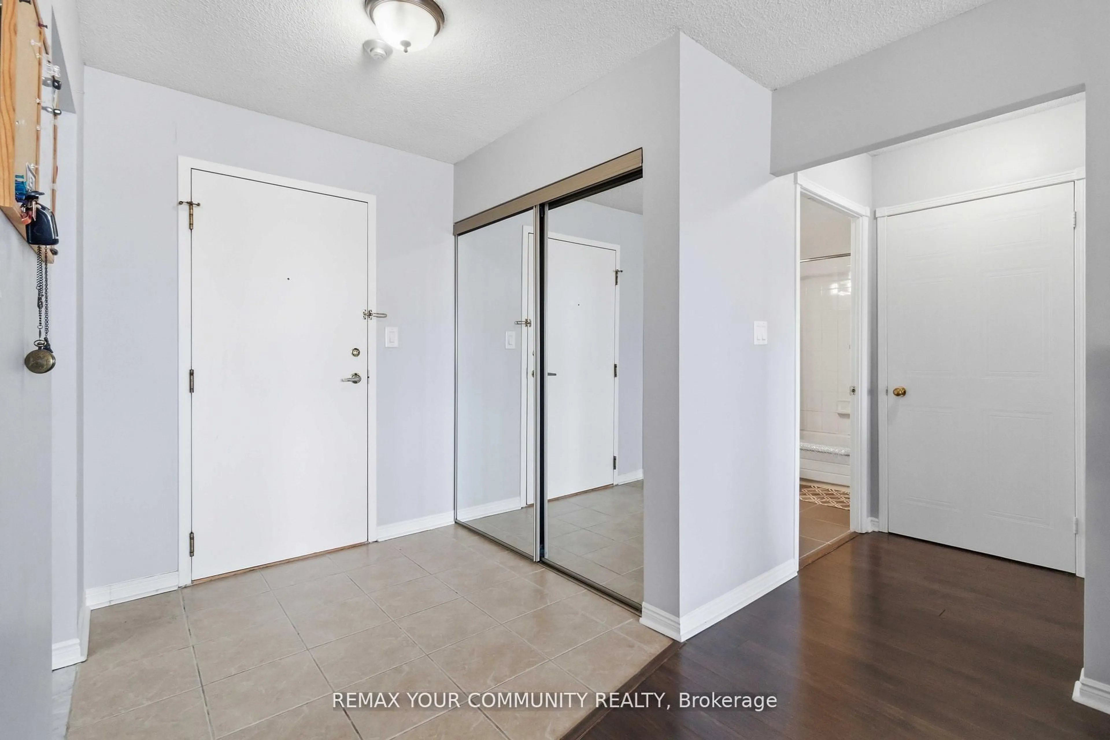 Indoor entryway for 135 Hillcrest Ave #1109, Mississauga Ontario L5B 4B1