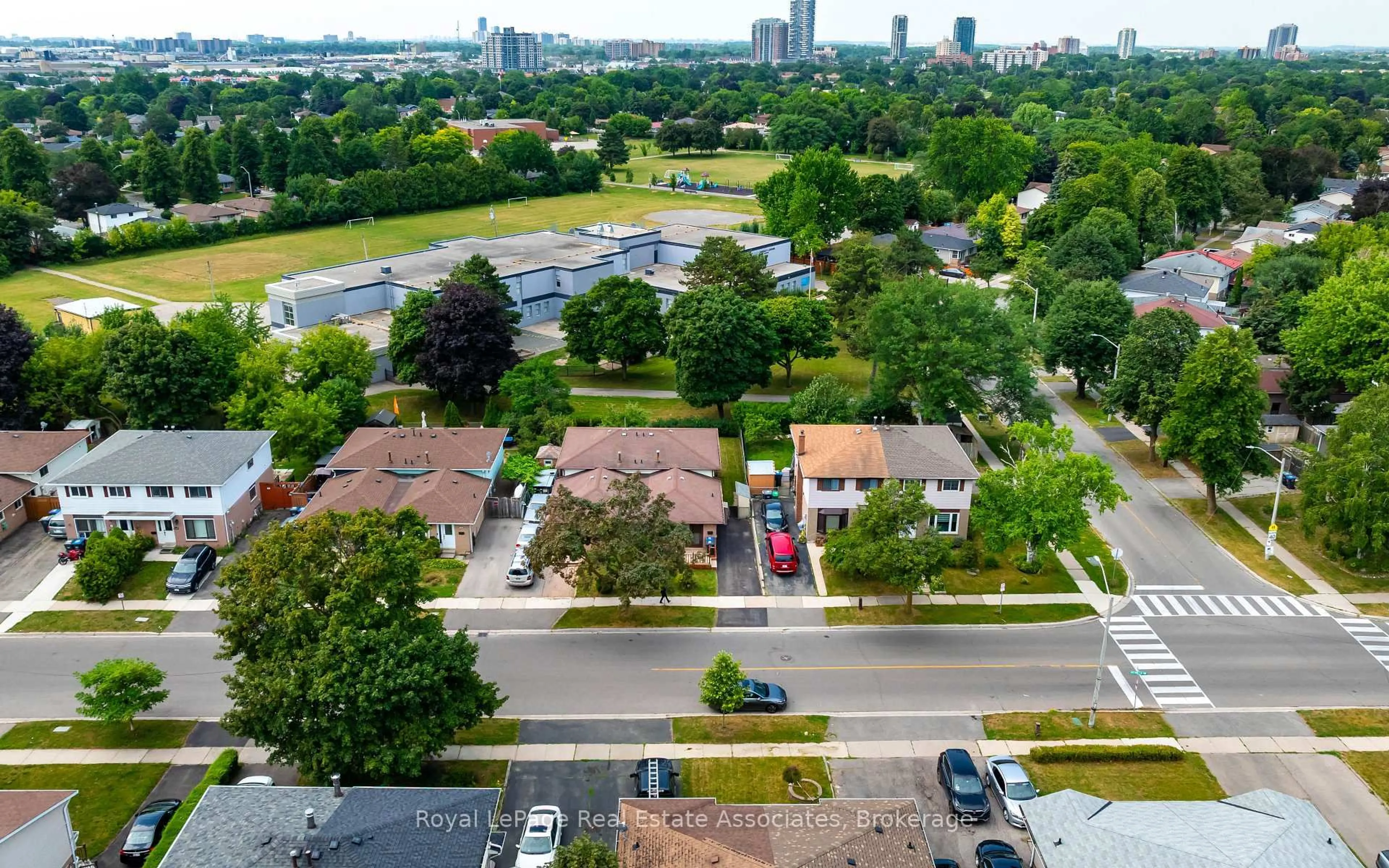 A pic from outside/outdoor area/front of a property/back of a property/a pic from drone, city buildings view from balcony for 256 Archdekin Dr, Brampton Ontario L6V 1Z2