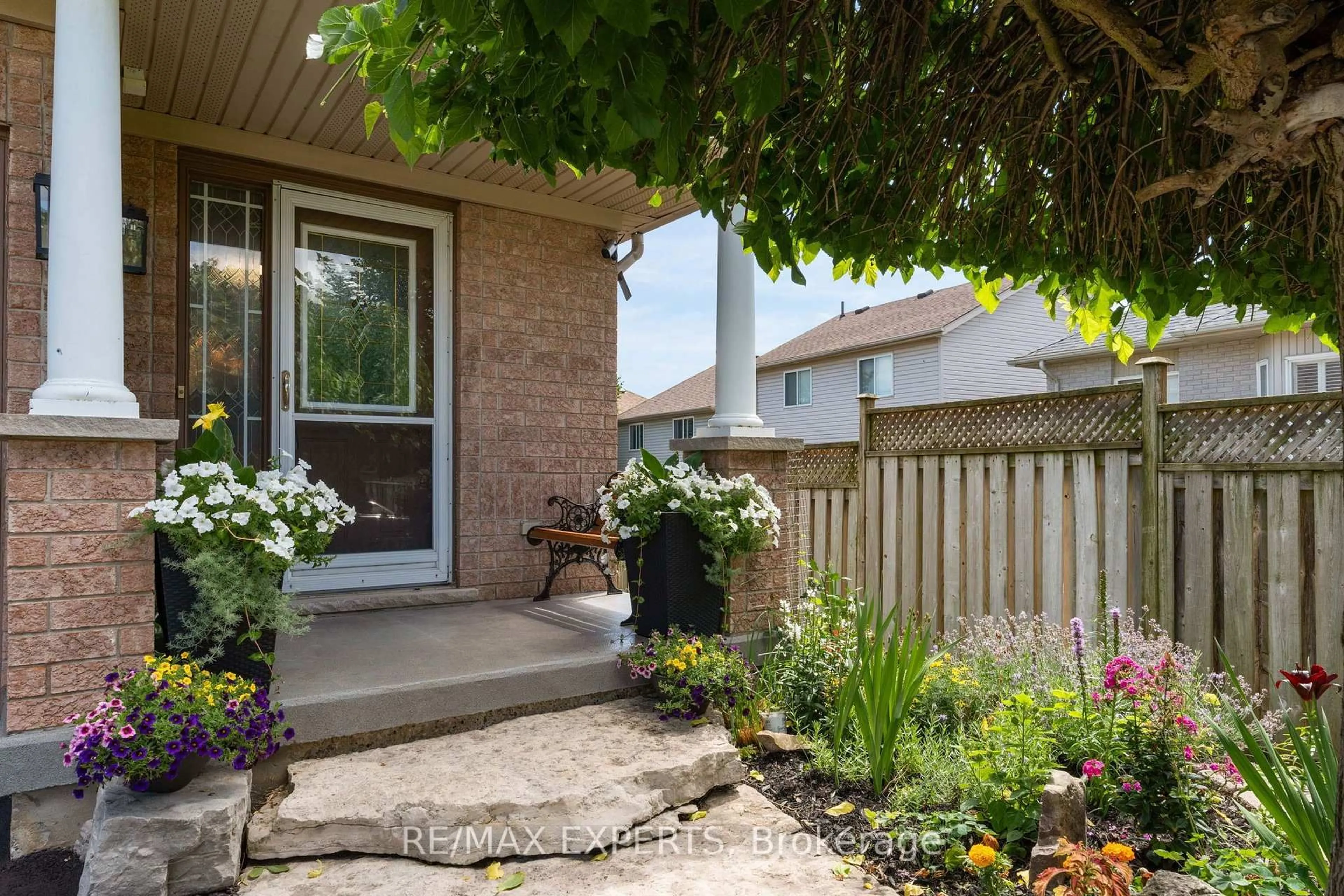 Patio, street for 1 Cameron Crt, Orangeville Ontario L9W 5G8