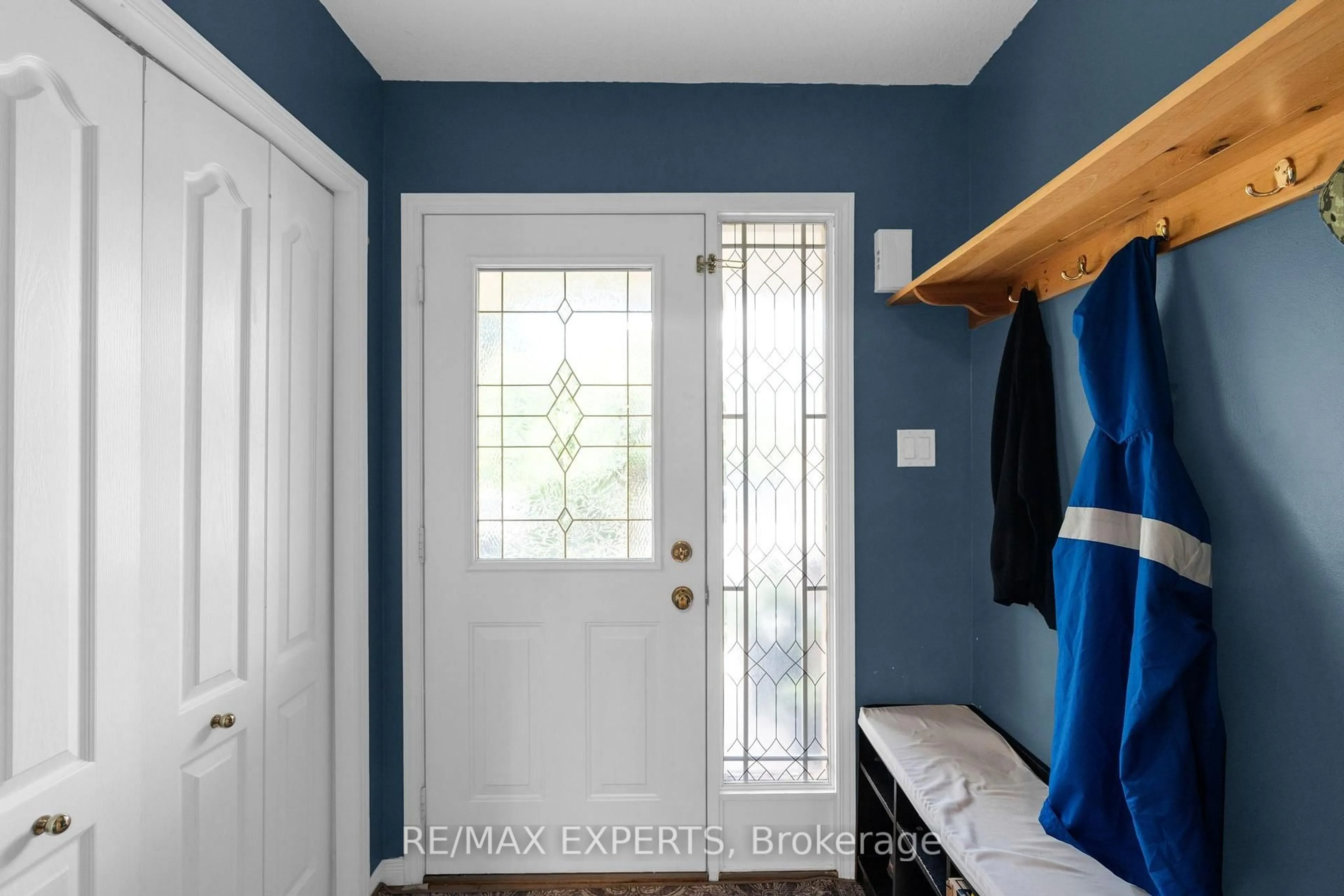 Indoor entryway for 1 Cameron Crt, Orangeville Ontario L9W 5G8
