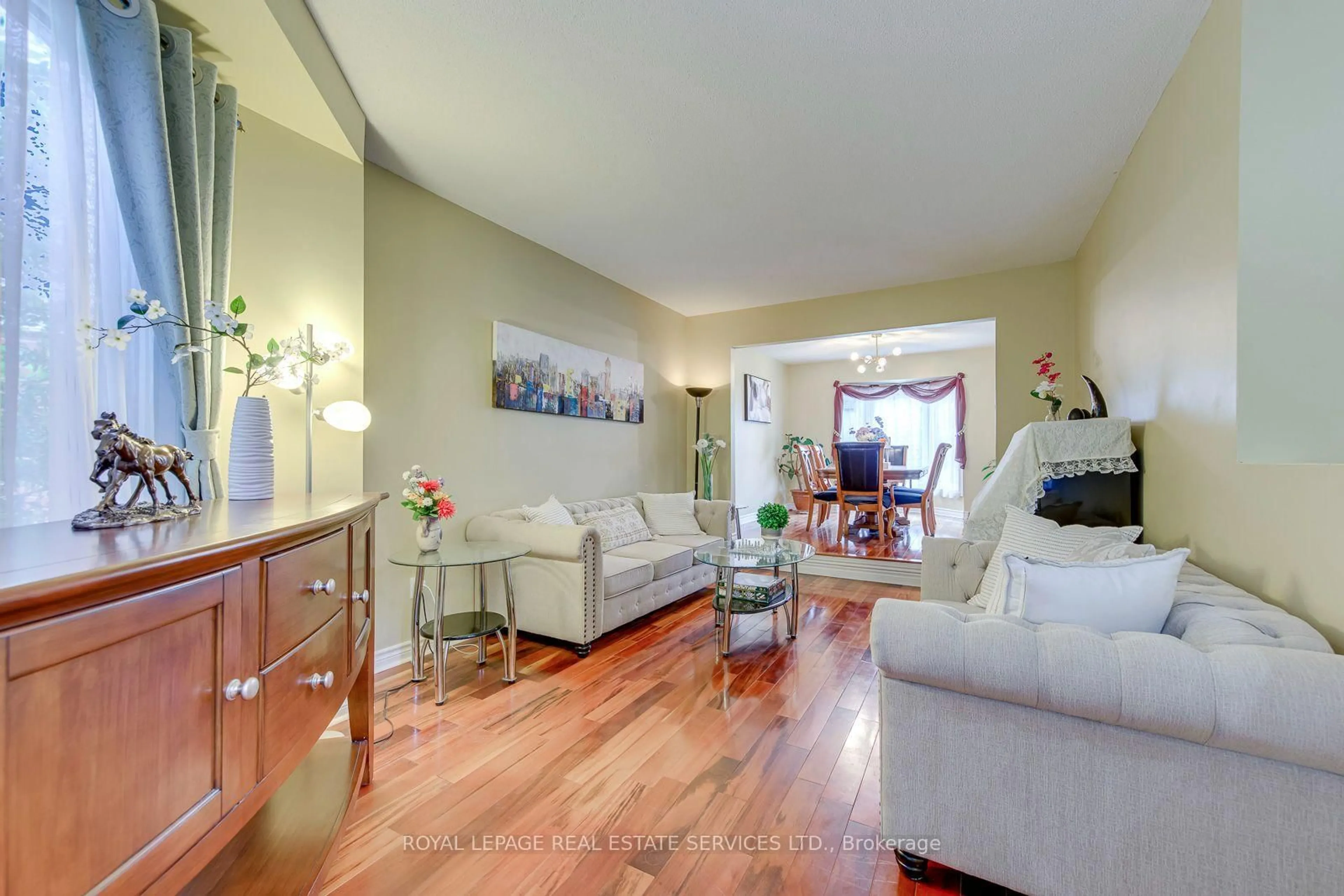 Living room with furniture, unknown for 3364 Ingram Rd, Mississauga Ontario L5L 4N4
