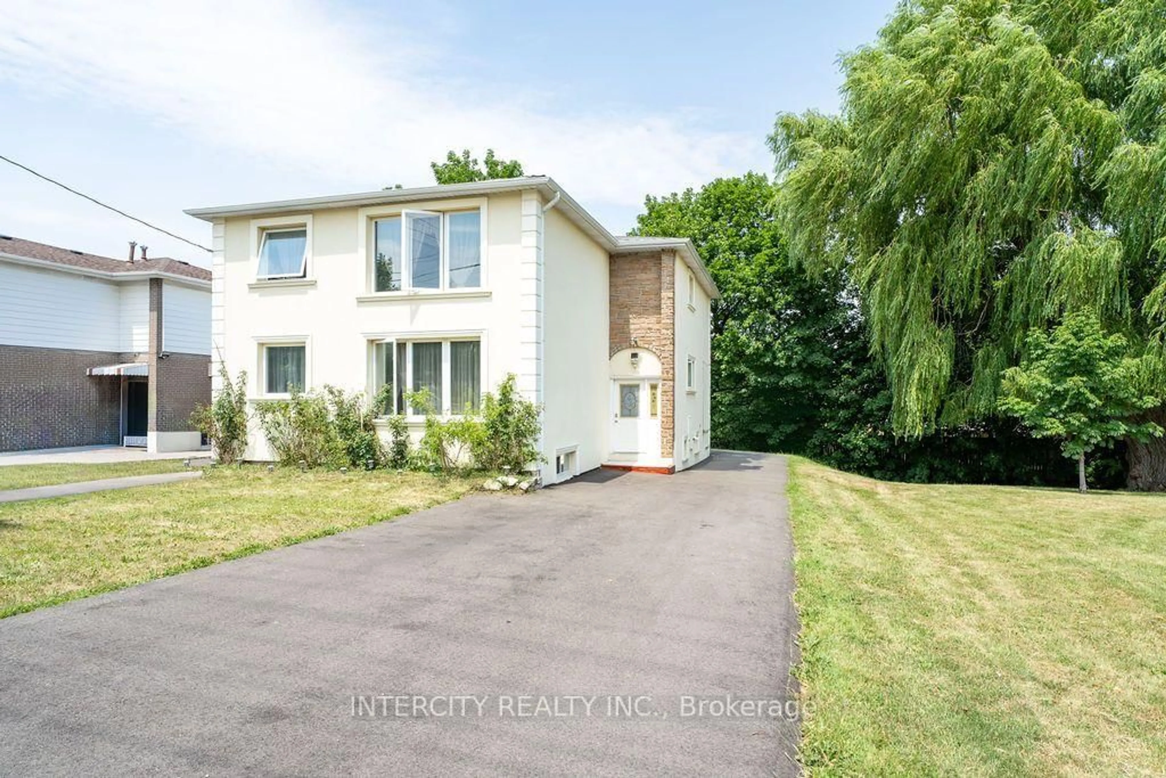 A pic from outside/outdoor area/front of a property/back of a property/a pic from drone, street for 100 Dixon Rd, Toronto Ontario M9P 2L6