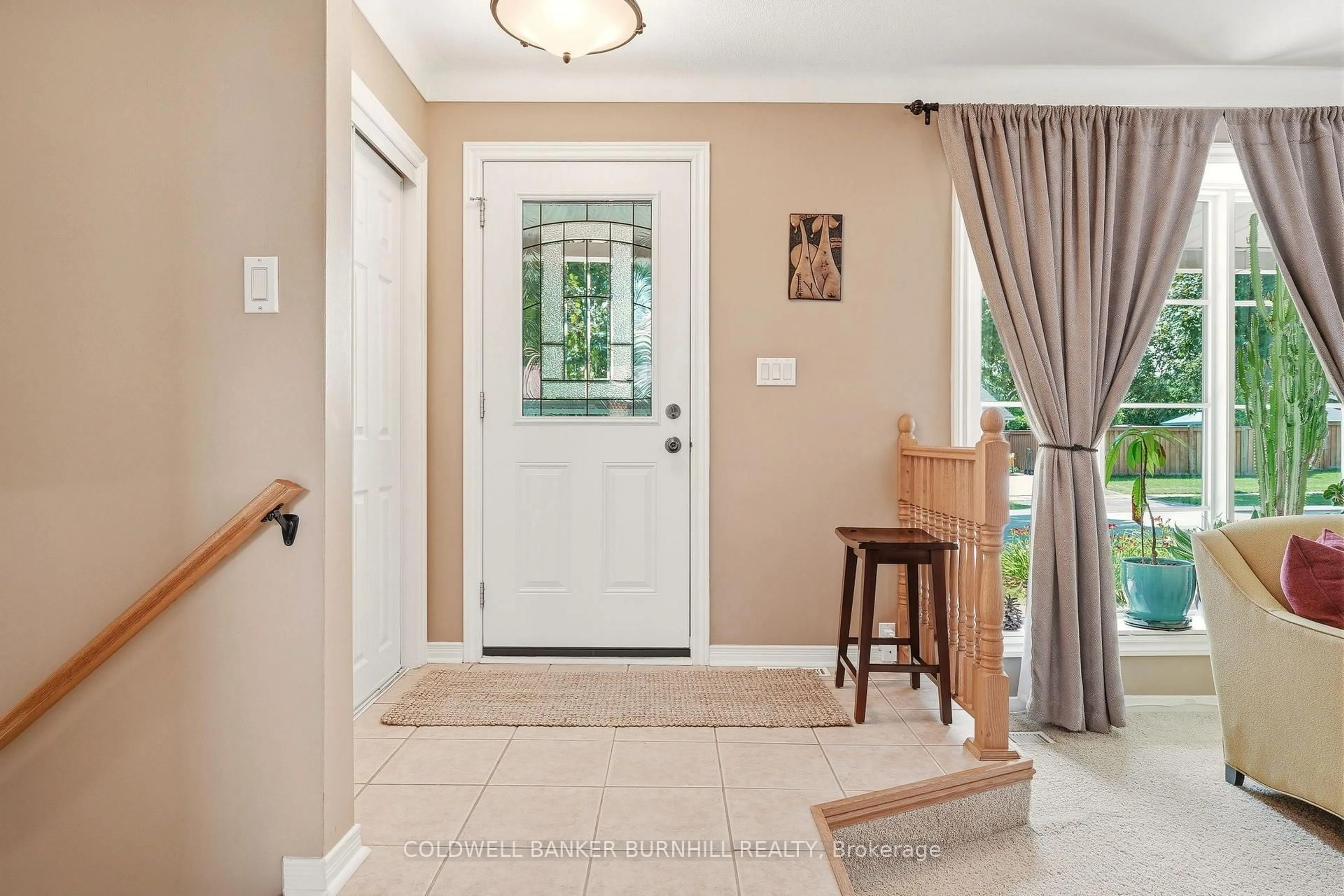 Indoor entryway for 569 Parkside Cres, Burlington Ontario L7L 4H2