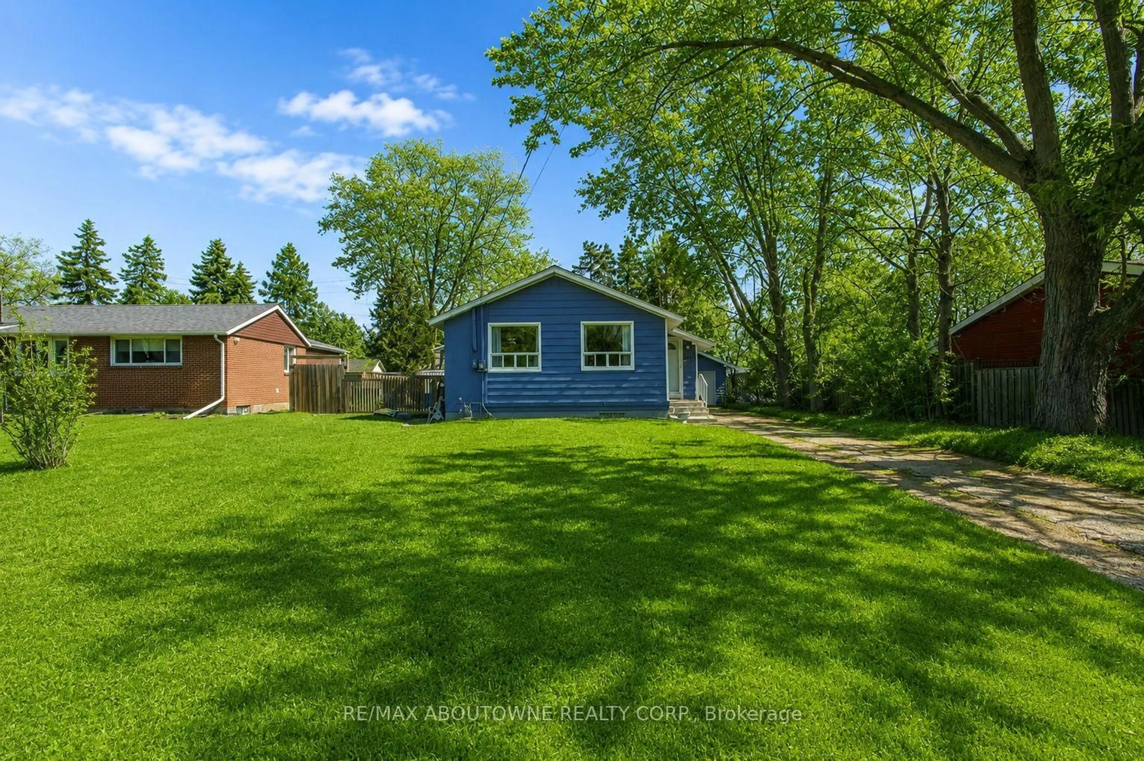 A pic from outside/outdoor area/front of a property/back of a property/a pic from drone, street for 114 Ringwood Rd, Oakville Ontario L6H 1K2