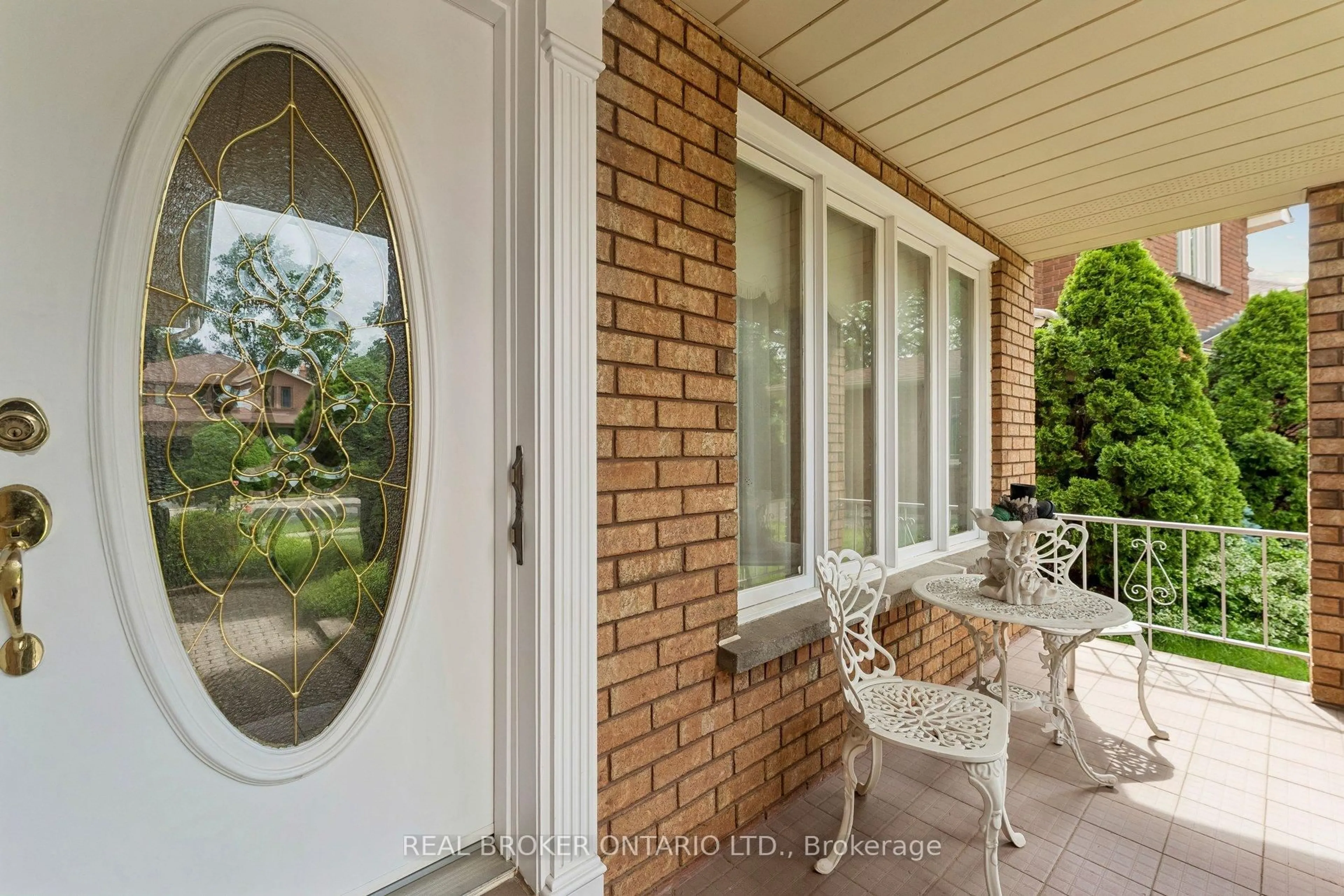 Indoor entryway for 102 Coronation Circ, Brampton Ontario L6Z 4A7