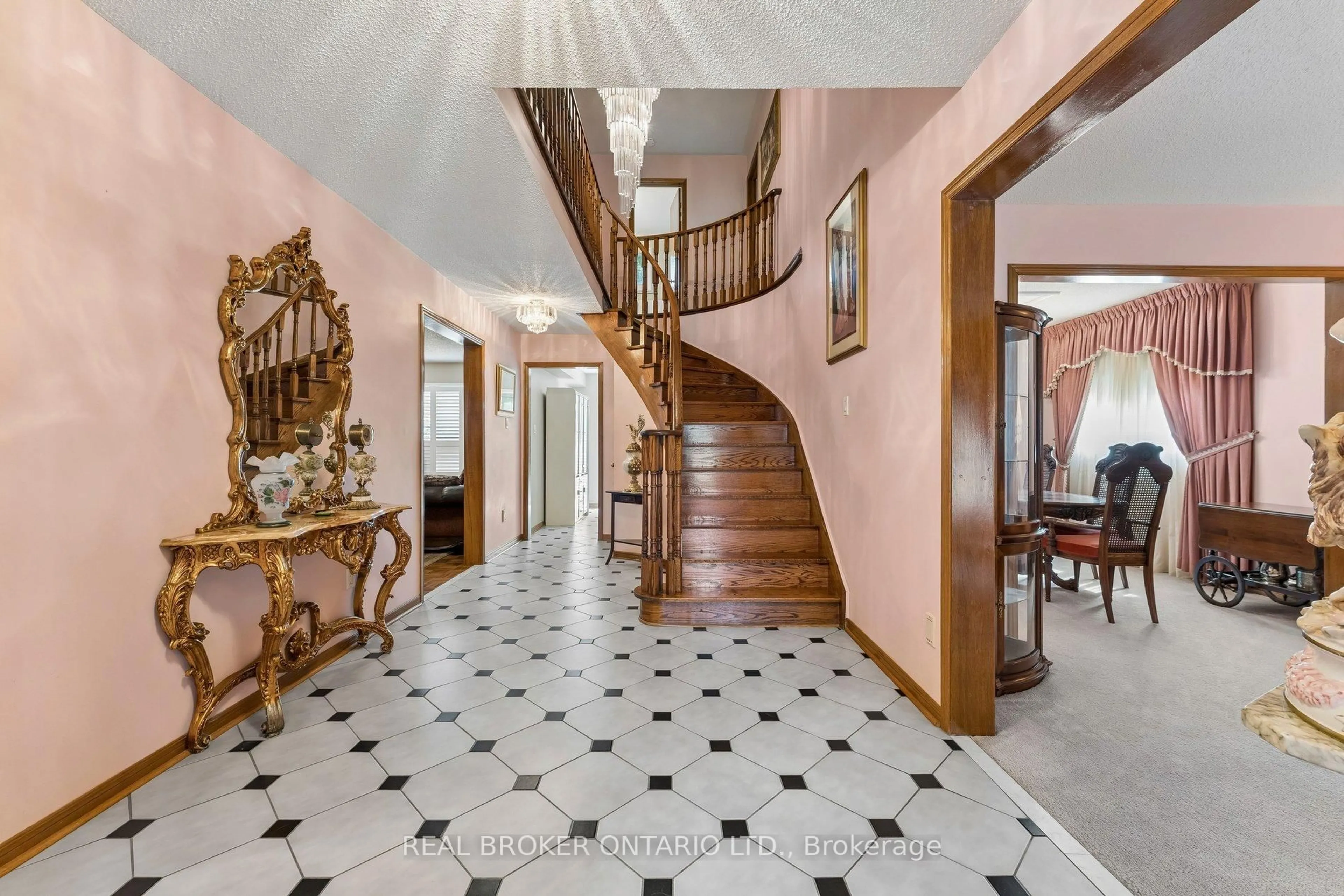 Indoor foyer for 102 Coronation Circ, Brampton Ontario L6Z 4A7