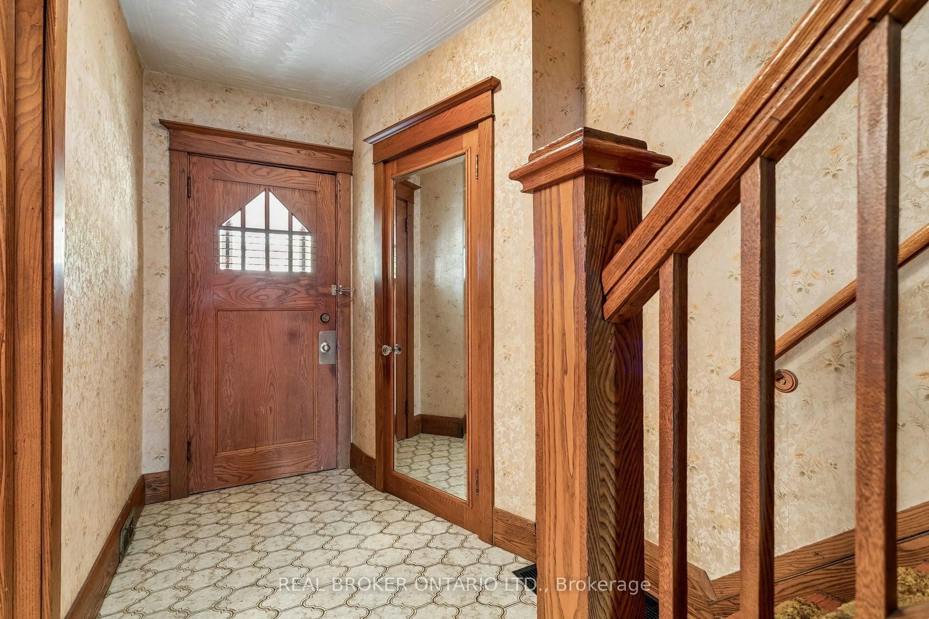 Indoor foyer for 401 Willard Ave, Toronto Ontario M6S 3R4