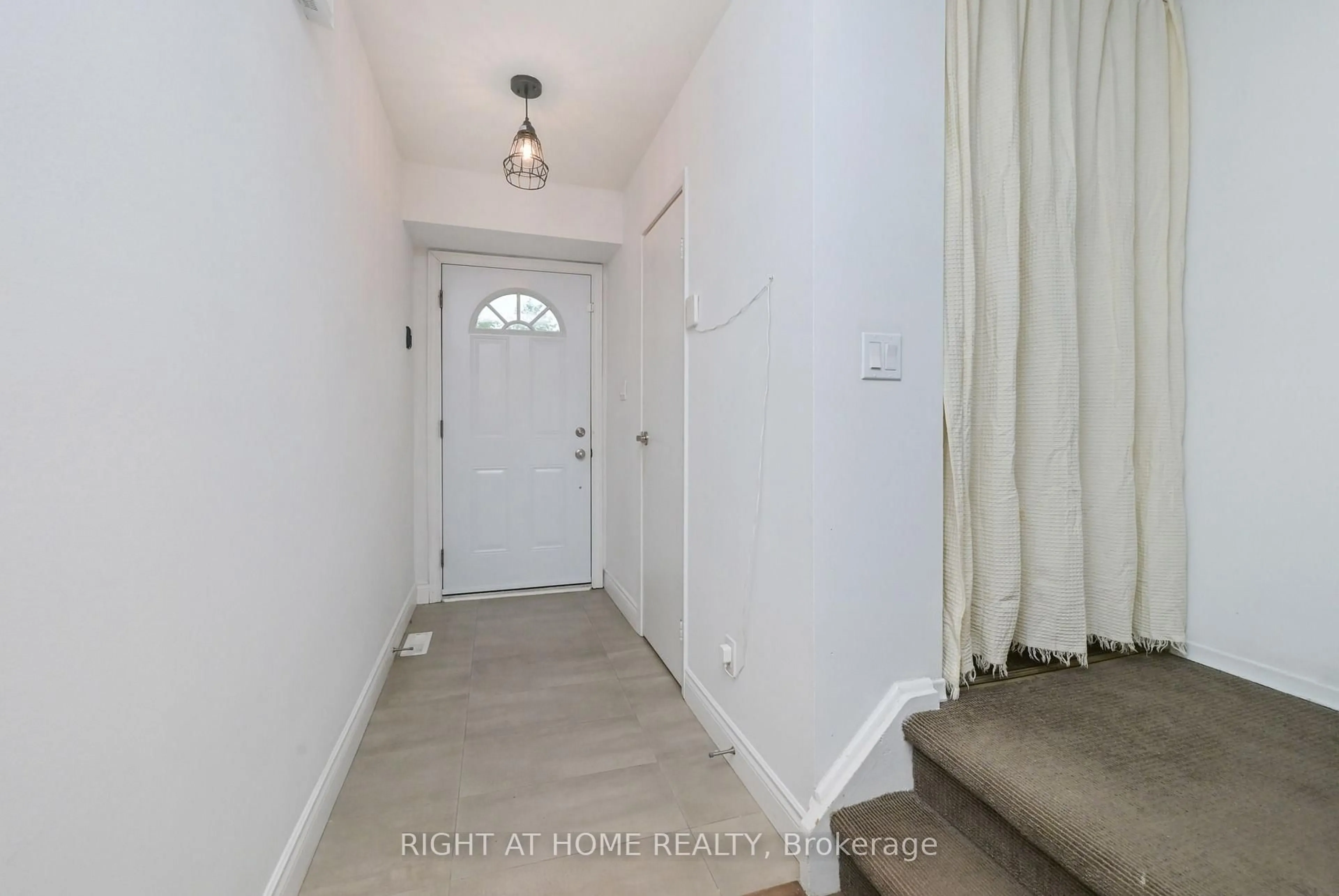 Indoor entryway for 2120 Rathburn Rd #32, Mississauga Ontario L4W 2S8