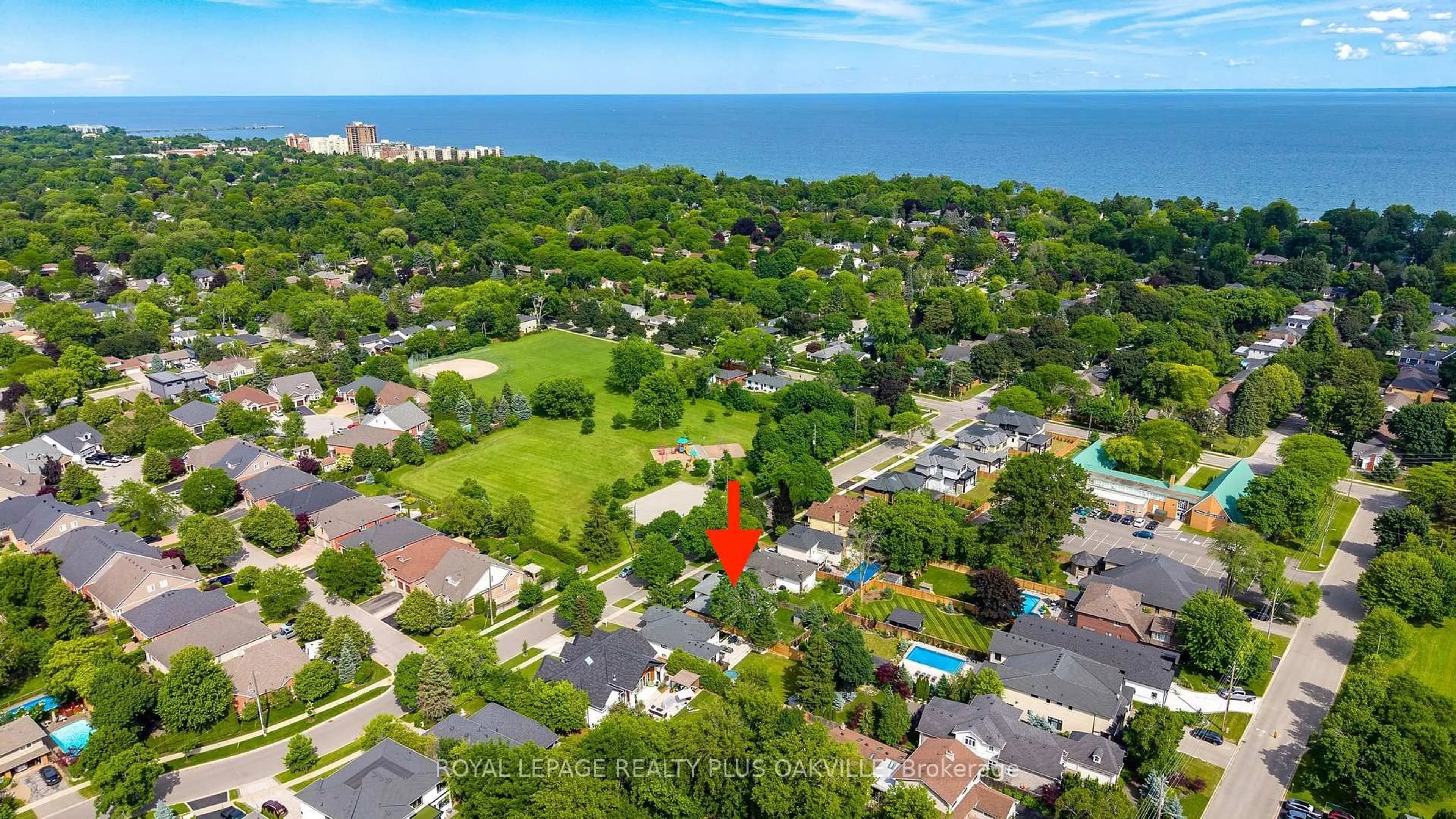 A pic from outside/outdoor area/front of a property/back of a property/a pic from drone, water/lake/river/ocean view for 336 Tuck Dr, Burlington Ontario L7L 2R3