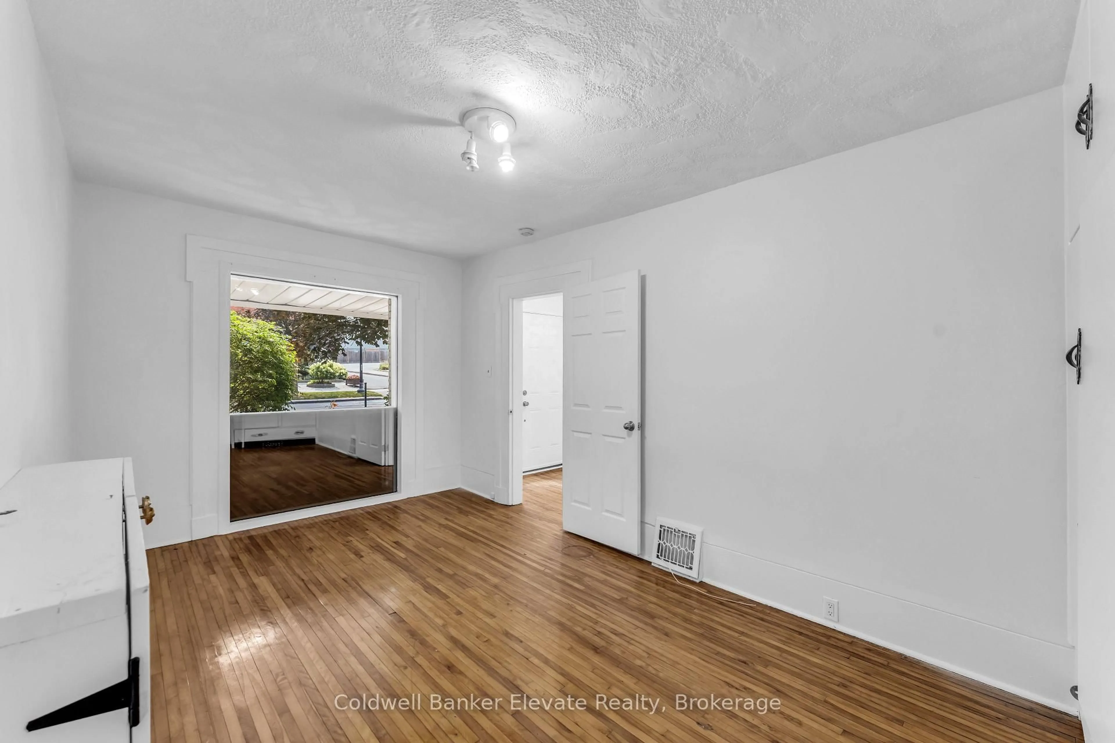 A pic of a room for 127 Main St, Halton Hills Ontario L7G 3E5