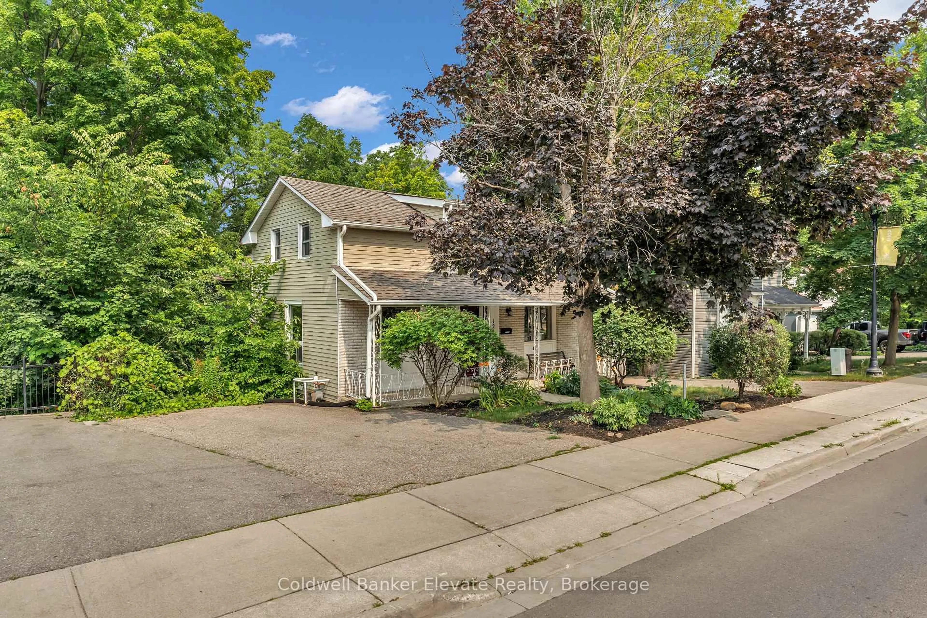 A pic from outside/outdoor area/front of a property/back of a property/a pic from drone, street for 127 Main St, Halton Hills Ontario L7G 3E5