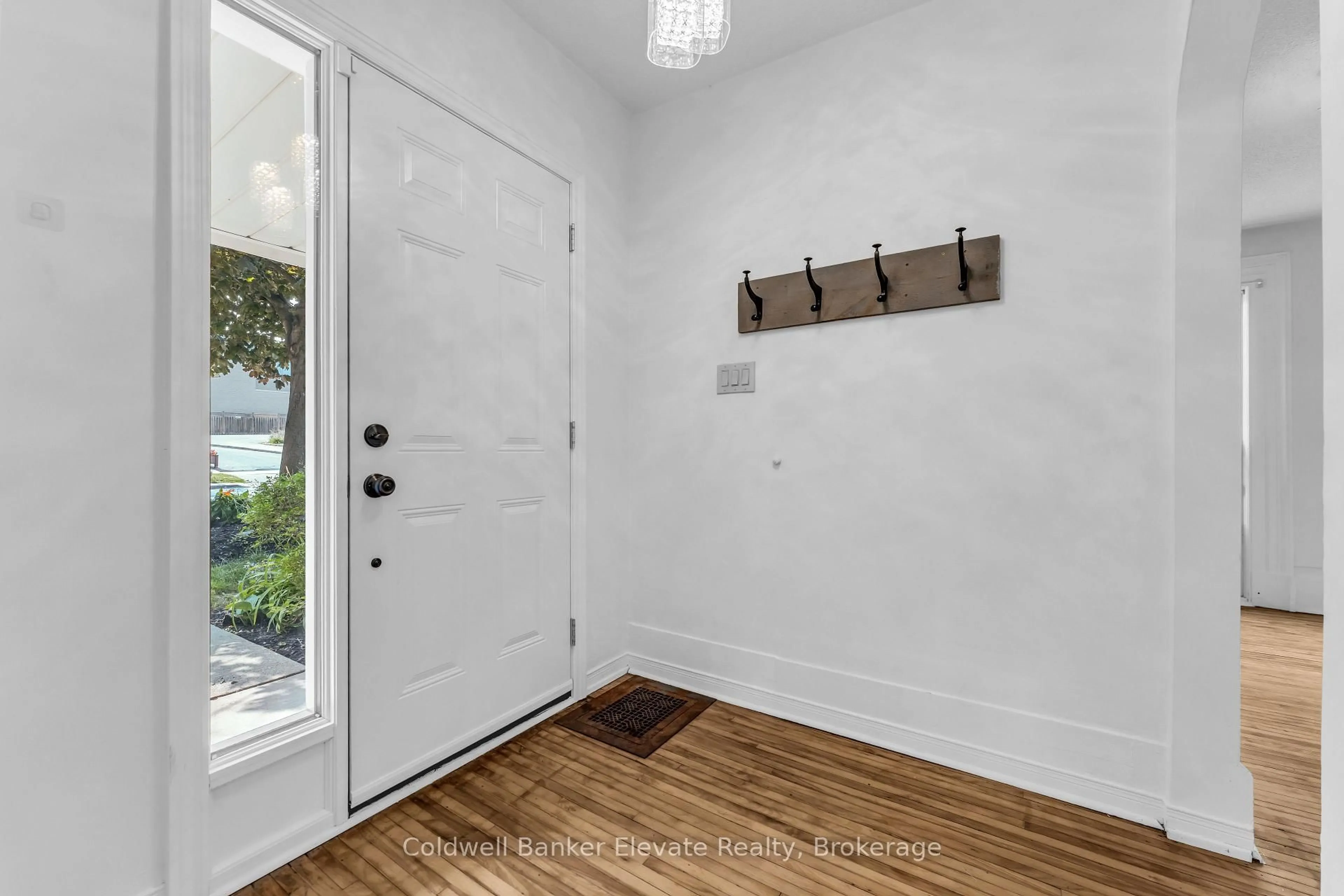 Indoor entryway for 127 Main St, Halton Hills Ontario L7G 3E5