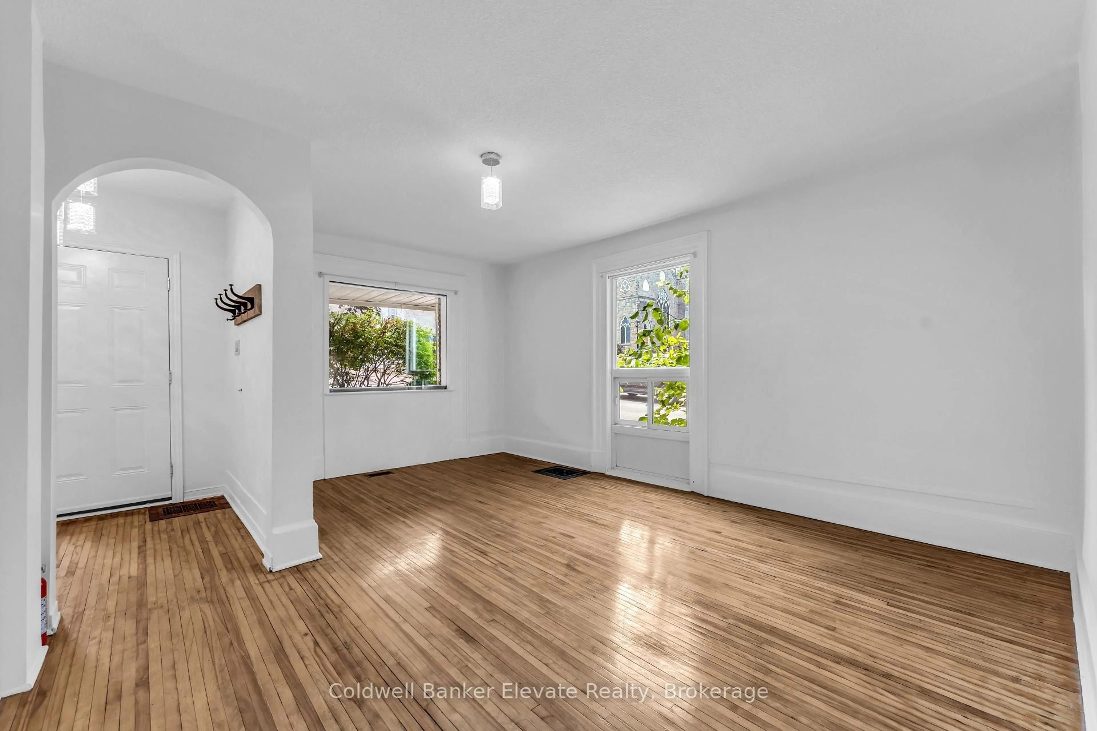 A pic of a room for 127 Main St, Halton Hills Ontario L7G 3E5