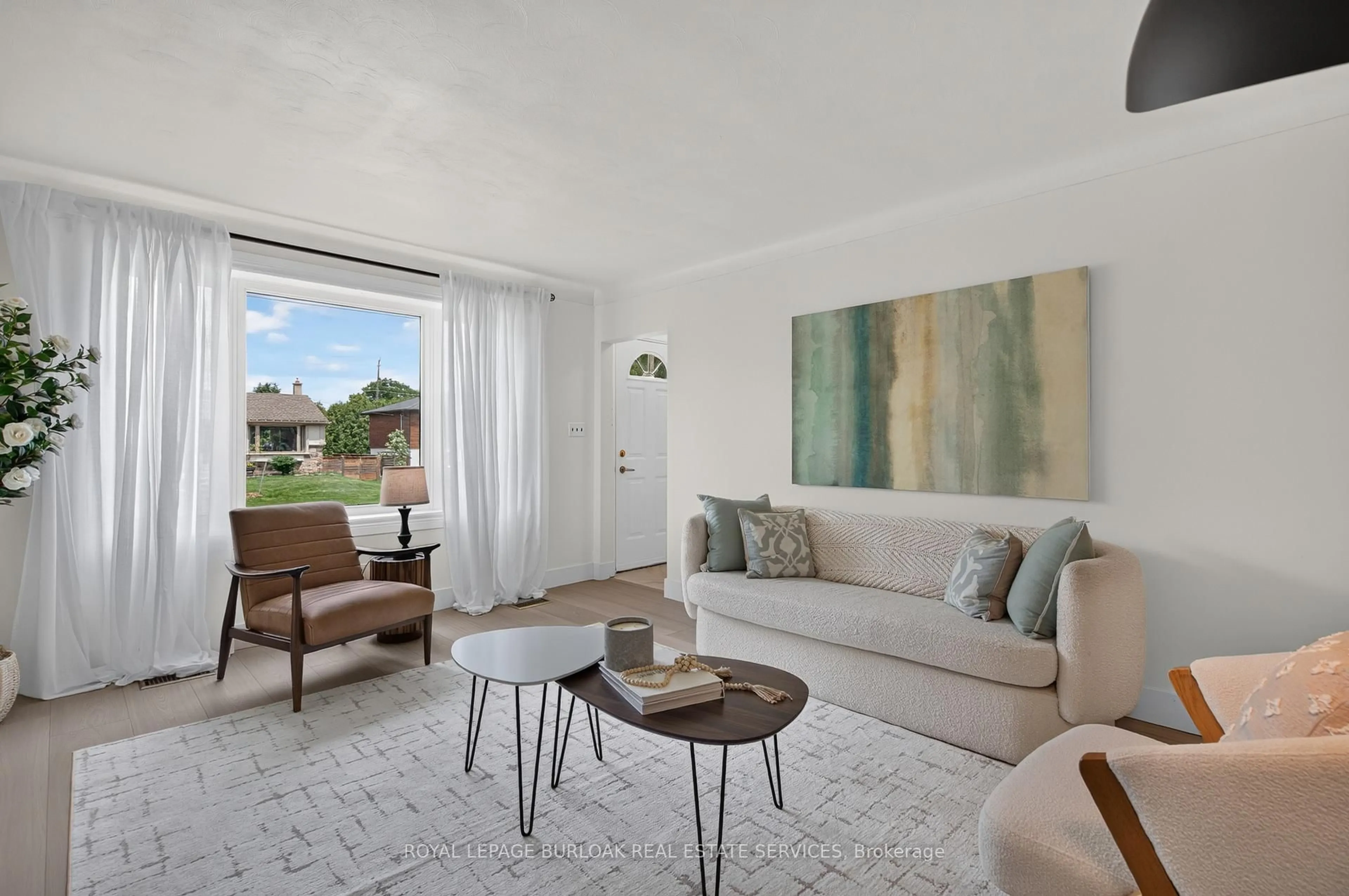 Living room with furniture, unknown for 236 Hammersmith Crt, Burlington Ontario L7L 4N7