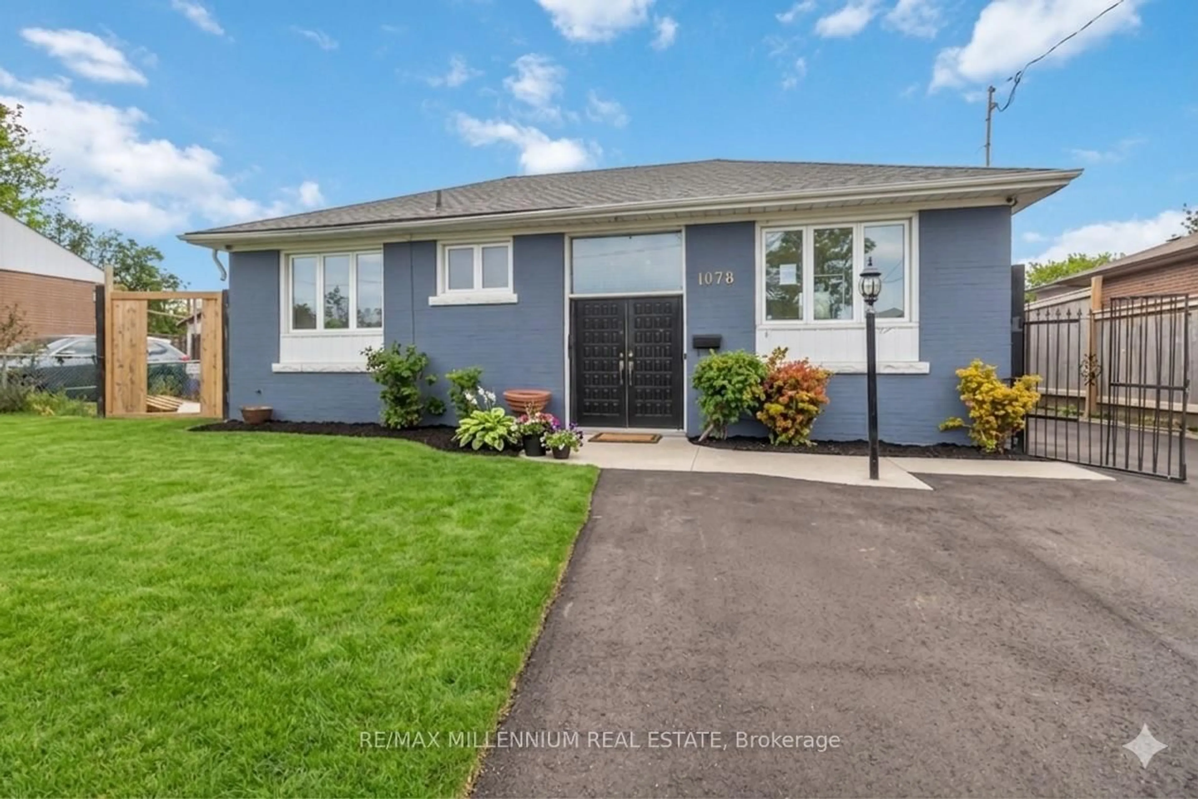 A pic from outside/outdoor area/front of a property/back of a property/a pic from drone, street for 1078 Pinegrove Rd, Oakville Ontario L6L 2W4