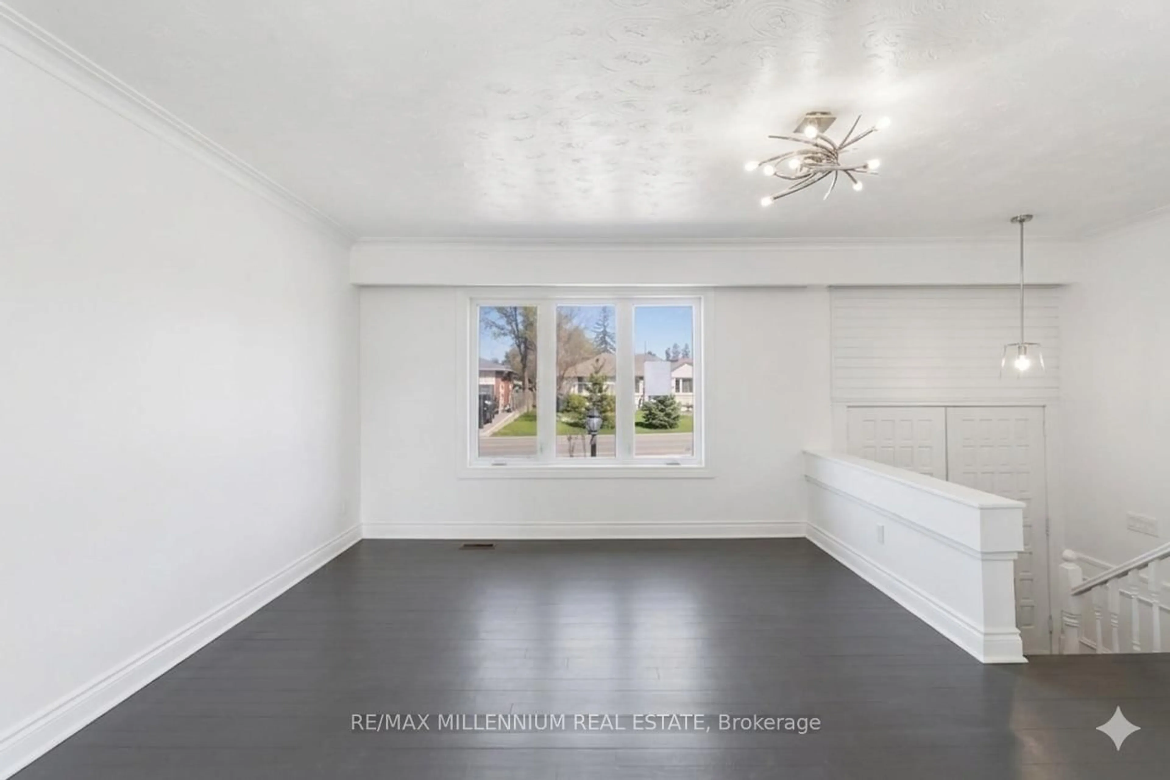 A pic of a room for 1078 Pinegrove Rd, Oakville Ontario L6L 2W4