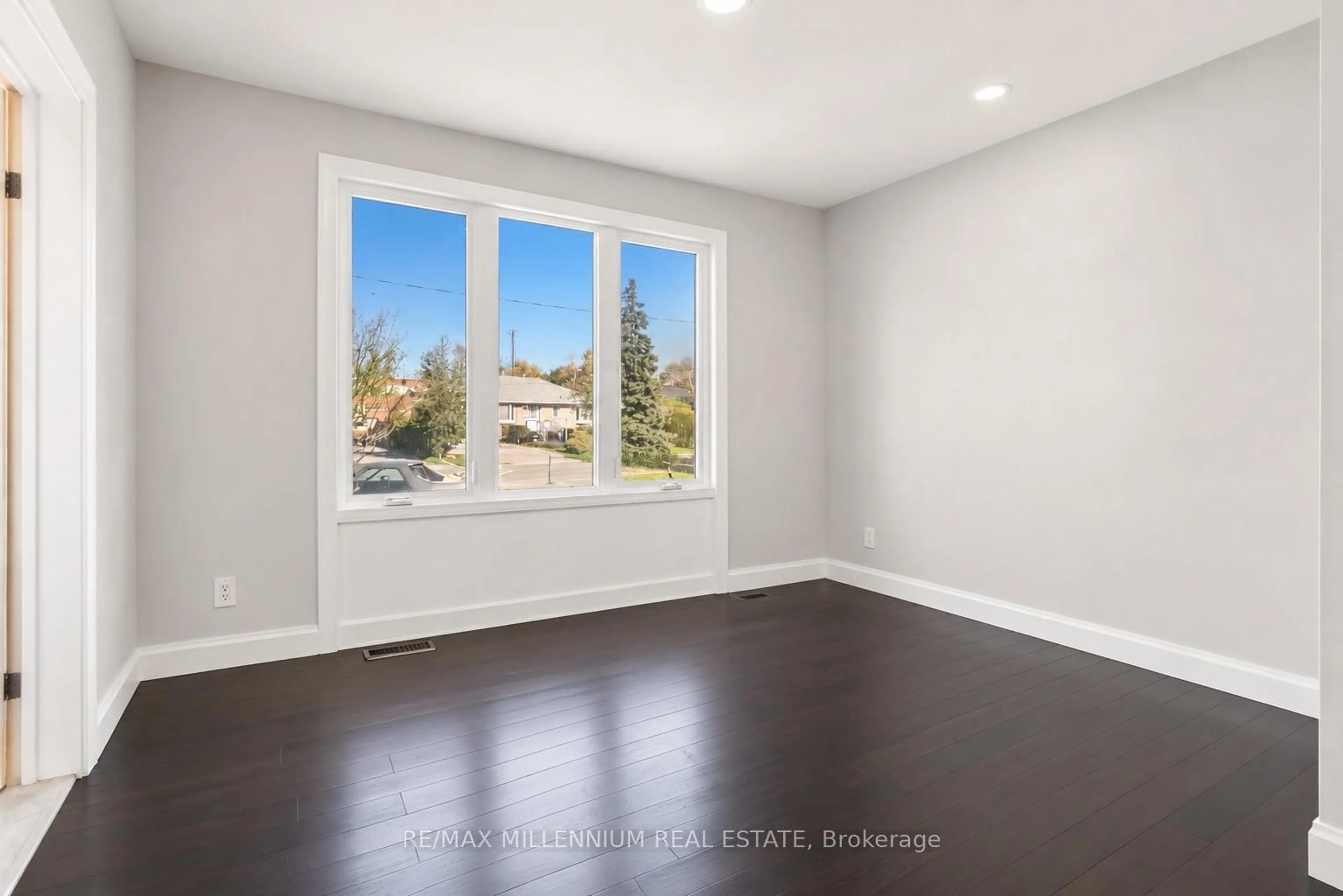 A pic of a room for 1078 Pinegrove Rd, Oakville Ontario L6L 2W4