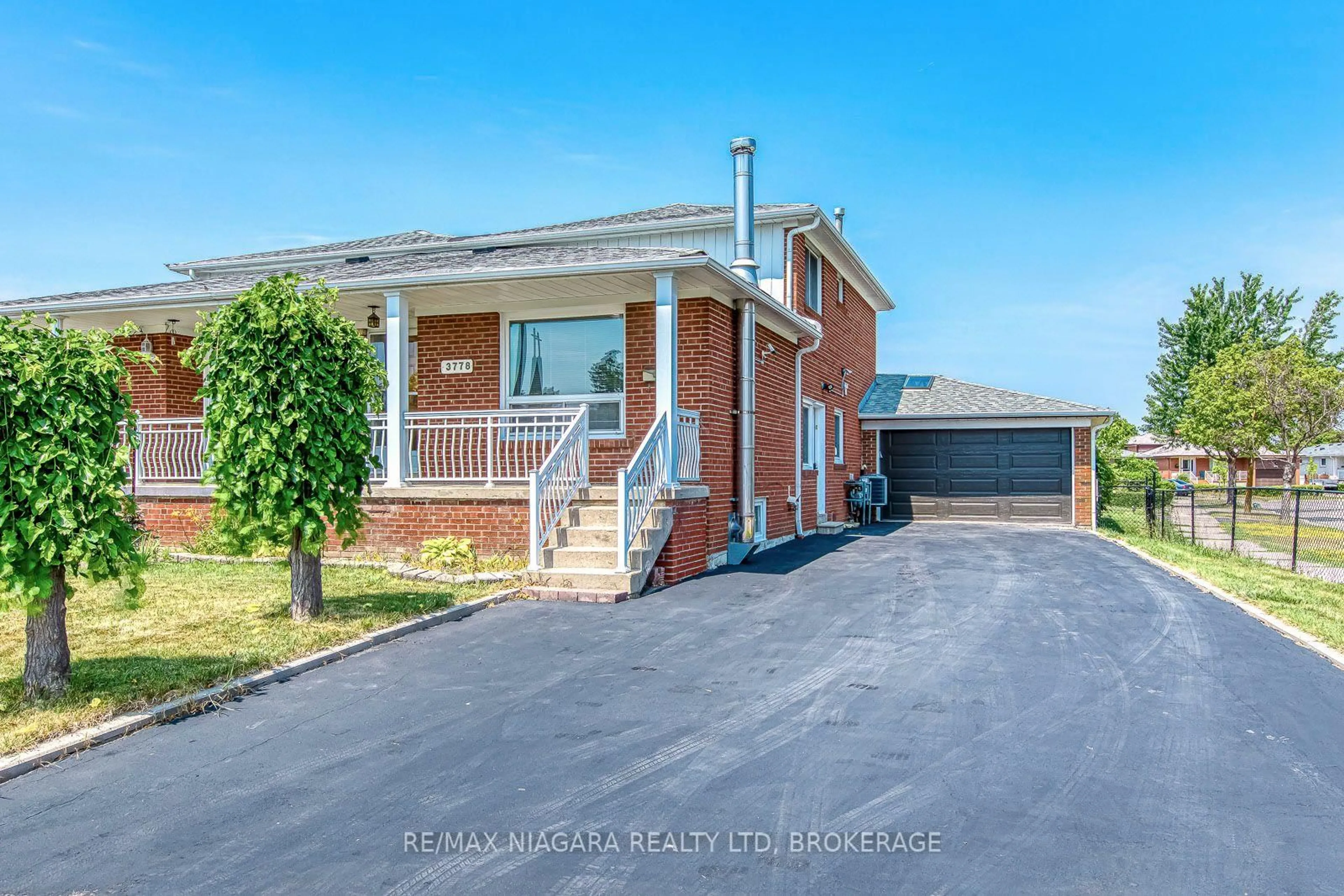 A pic from outside/outdoor area/front of a property/back of a property/a pic from drone, street for 3778 Corliss Cres, Mississauga Ontario L4T 2Z5