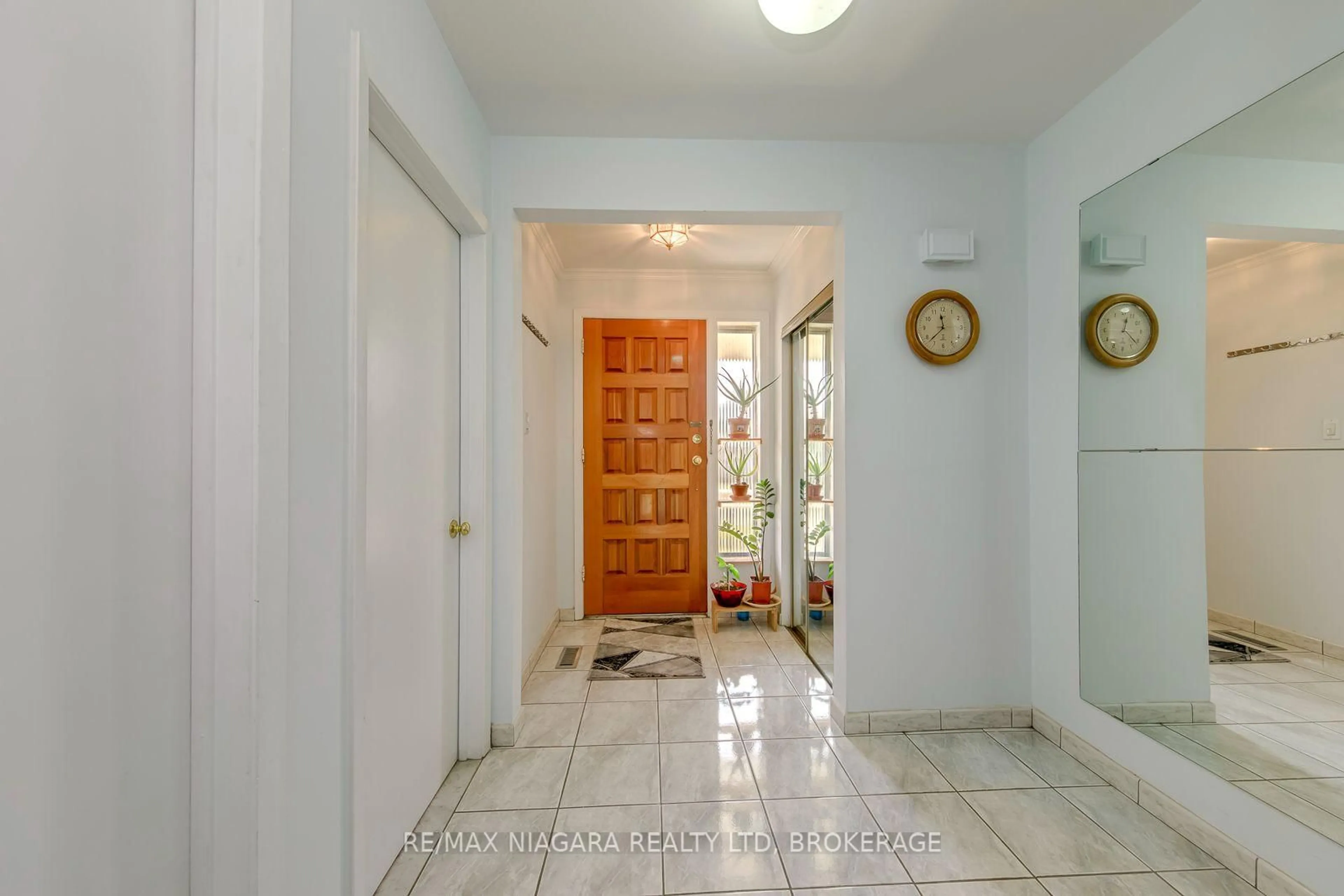 Indoor foyer for 3778 Corliss Cres, Mississauga Ontario L4T 2Z5
