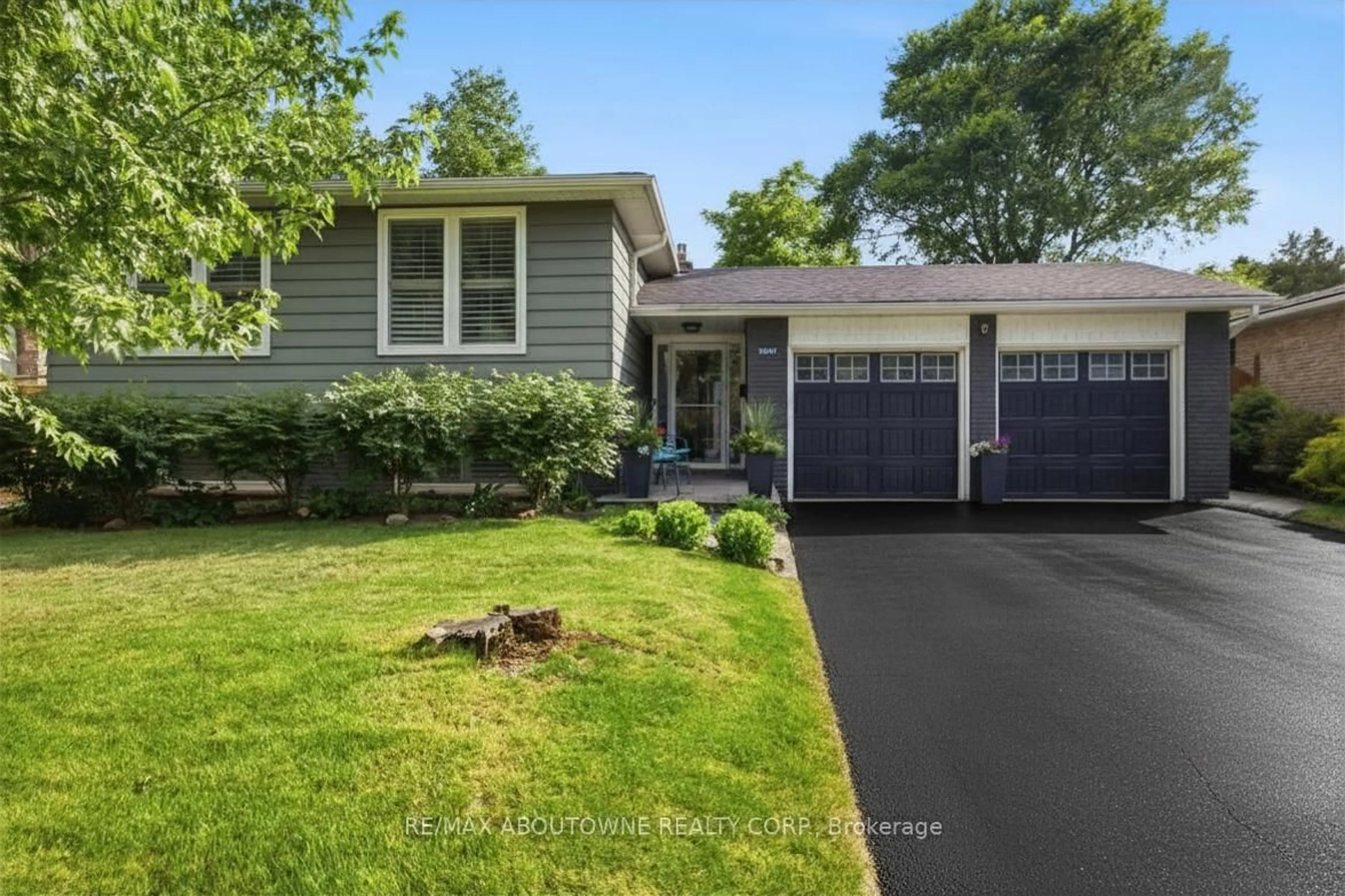 Home with vinyl exterior material, street for 2501 Yarmouth Cres, Oakville Ontario L6L 2M9