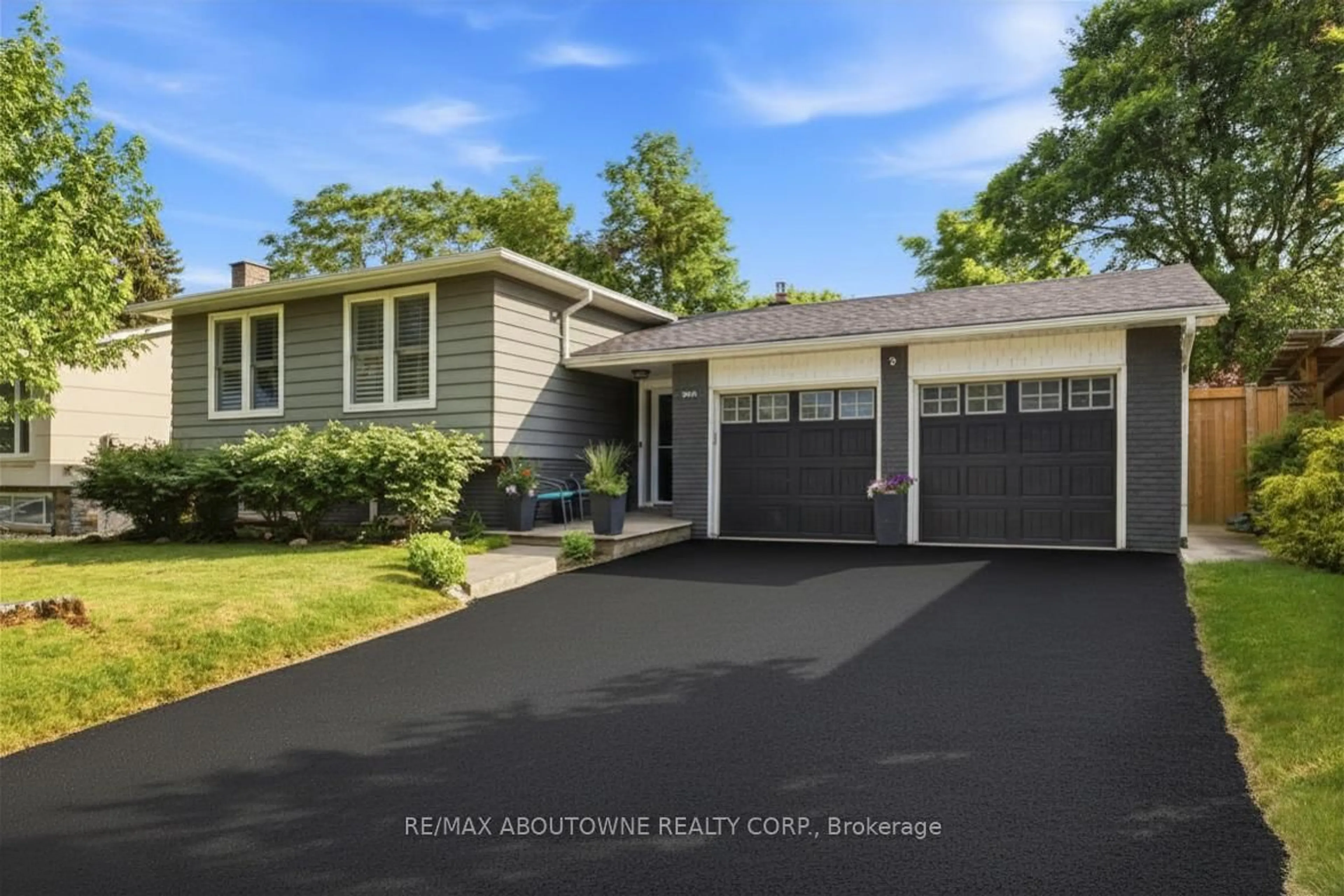 Home with vinyl exterior material, street for 2501 Yarmouth Cres, Oakville Ontario L6L 2M9