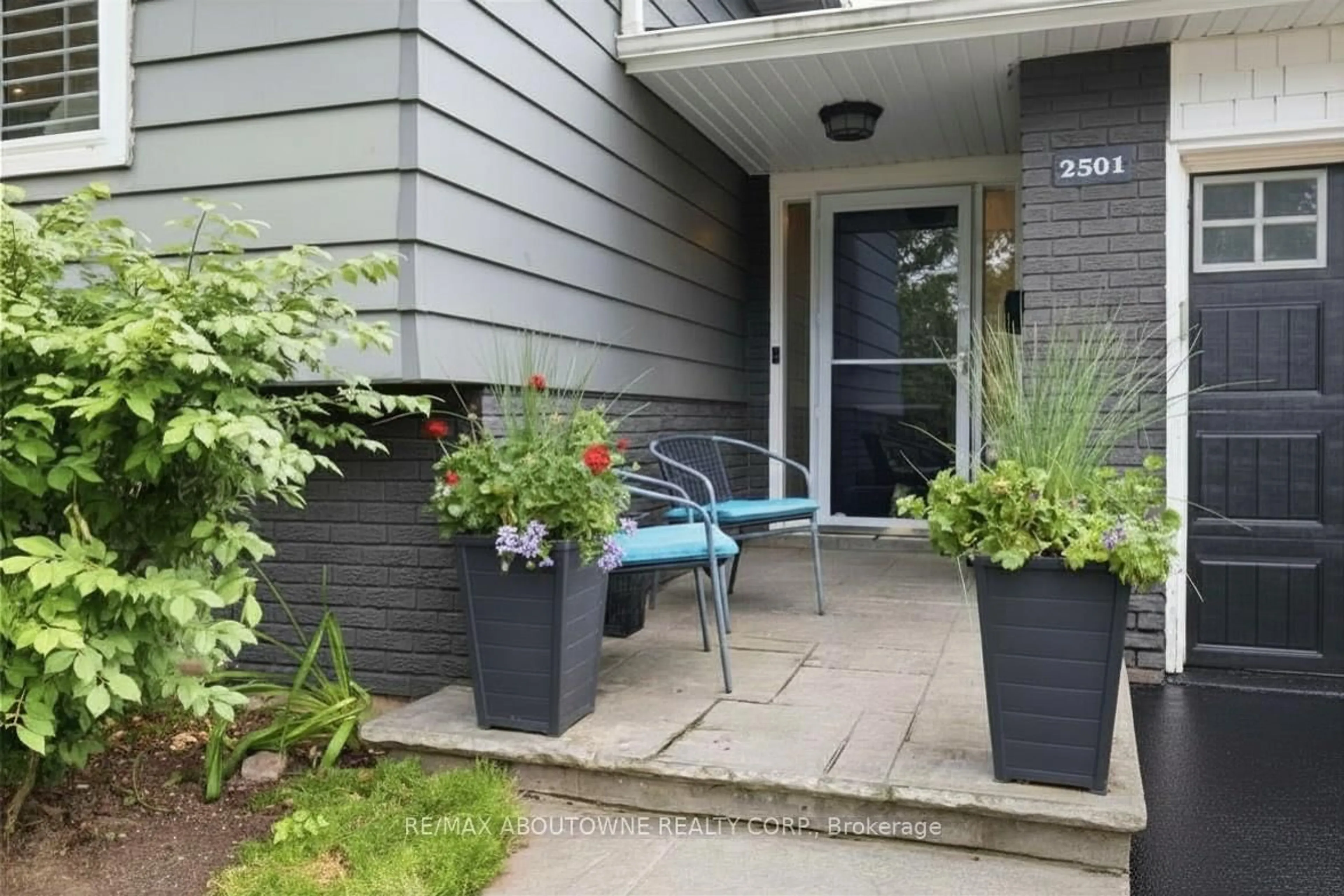 Patio, street for 2501 Yarmouth Cres, Oakville Ontario L6L 2M9