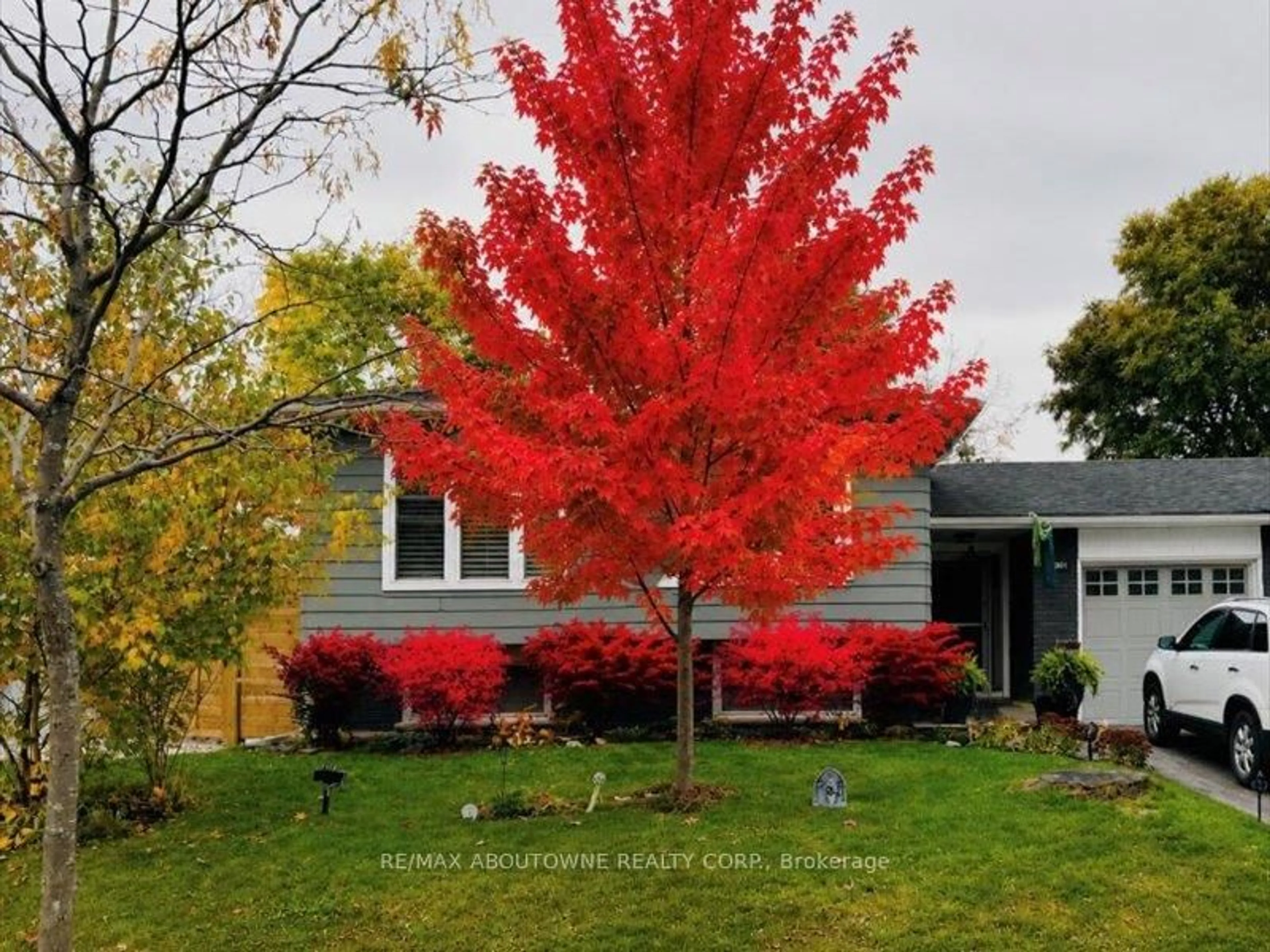 Home with vinyl exterior material, street for 2501 Yarmouth Cres, Oakville Ontario L6L 2M9