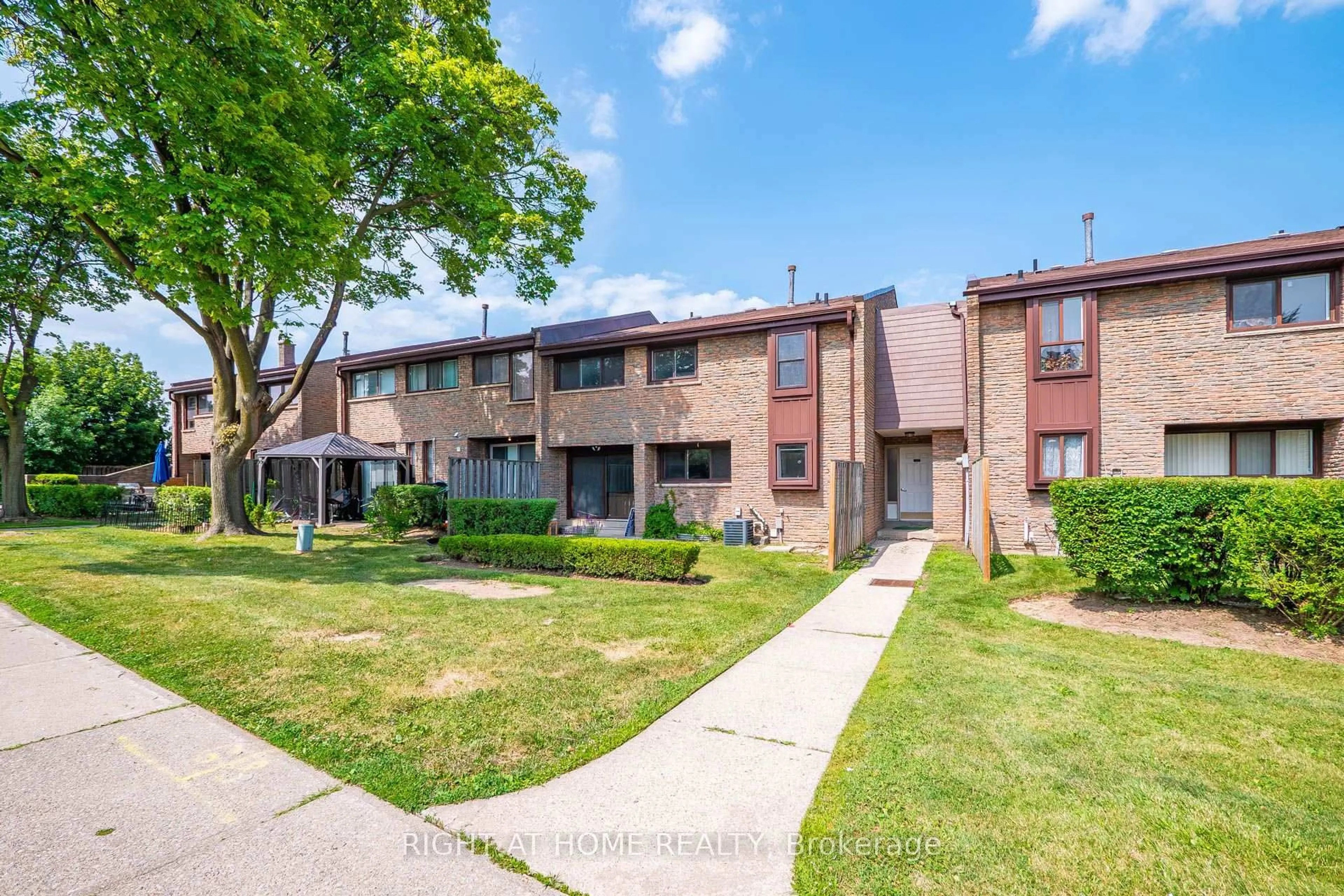 A pic from outside/outdoor area/front of a property/back of a property/a pic from drone, street for 2605 Woodchester Dr #5, Mississauga Ontario L5K 2E3