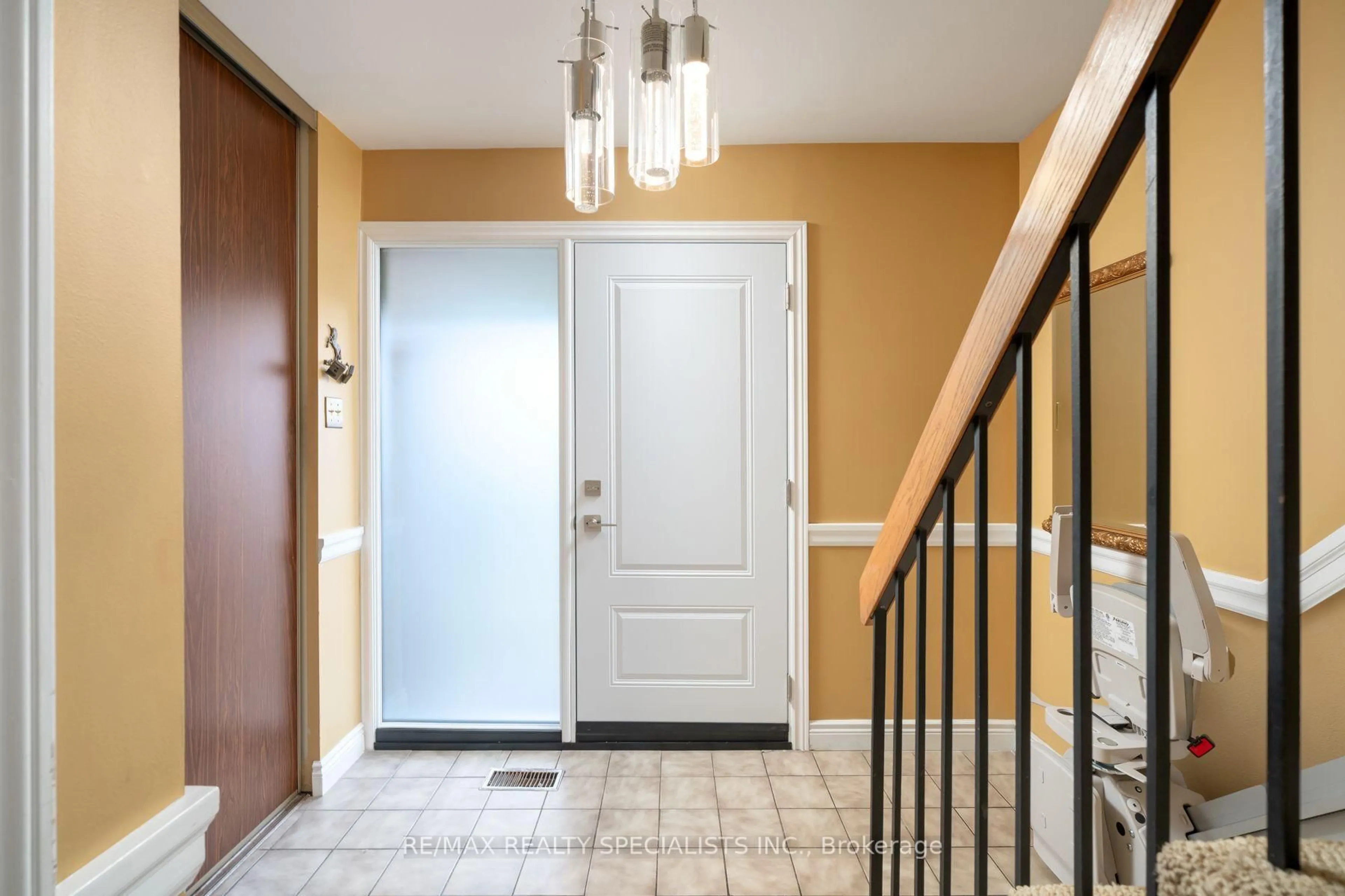 Indoor entryway for 20 Mineola Rd #75, Mississauga Ontario L5G 4N9