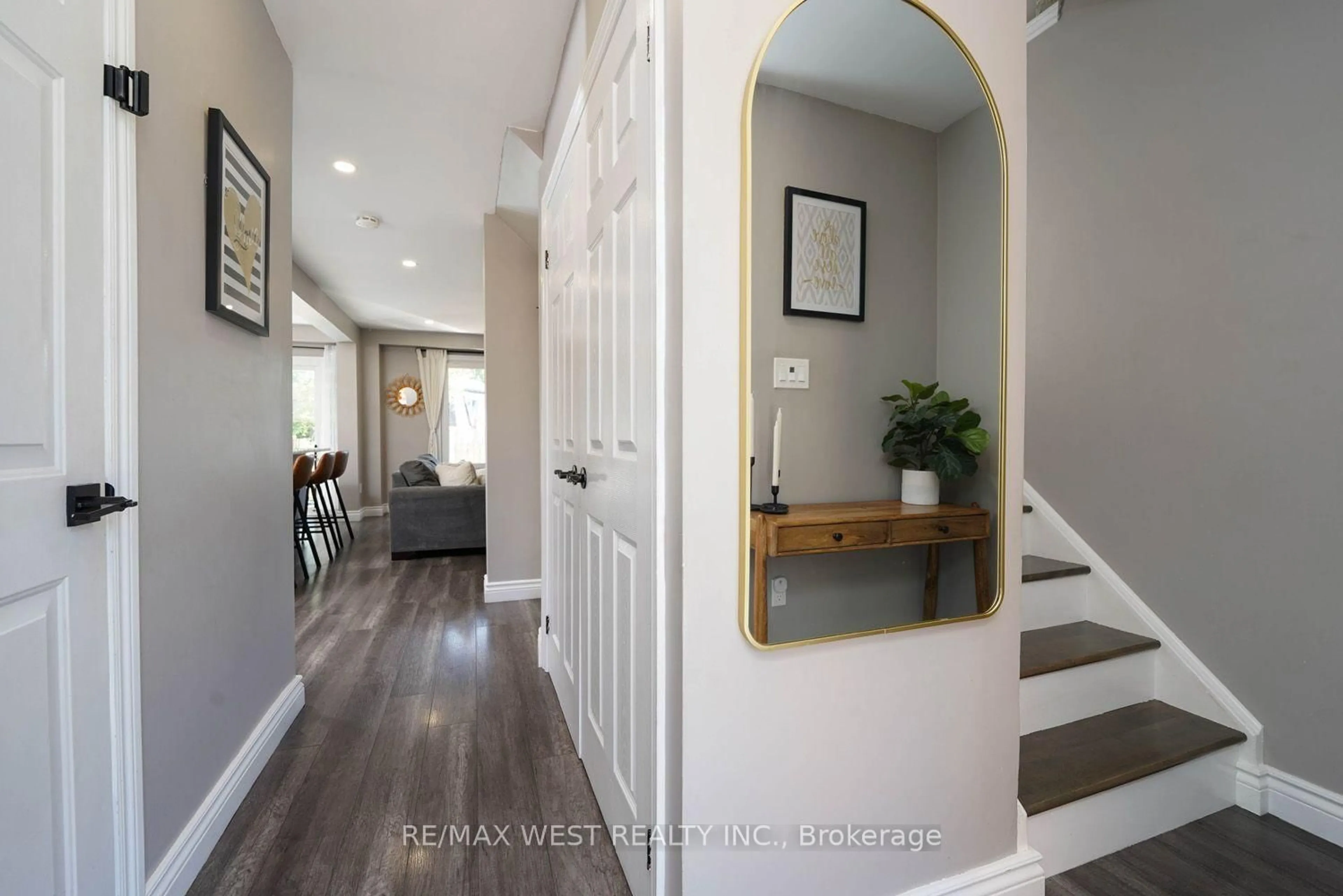 Indoor entryway for 1 Johanna Dr, Orangeville Ontario L9W 3S4