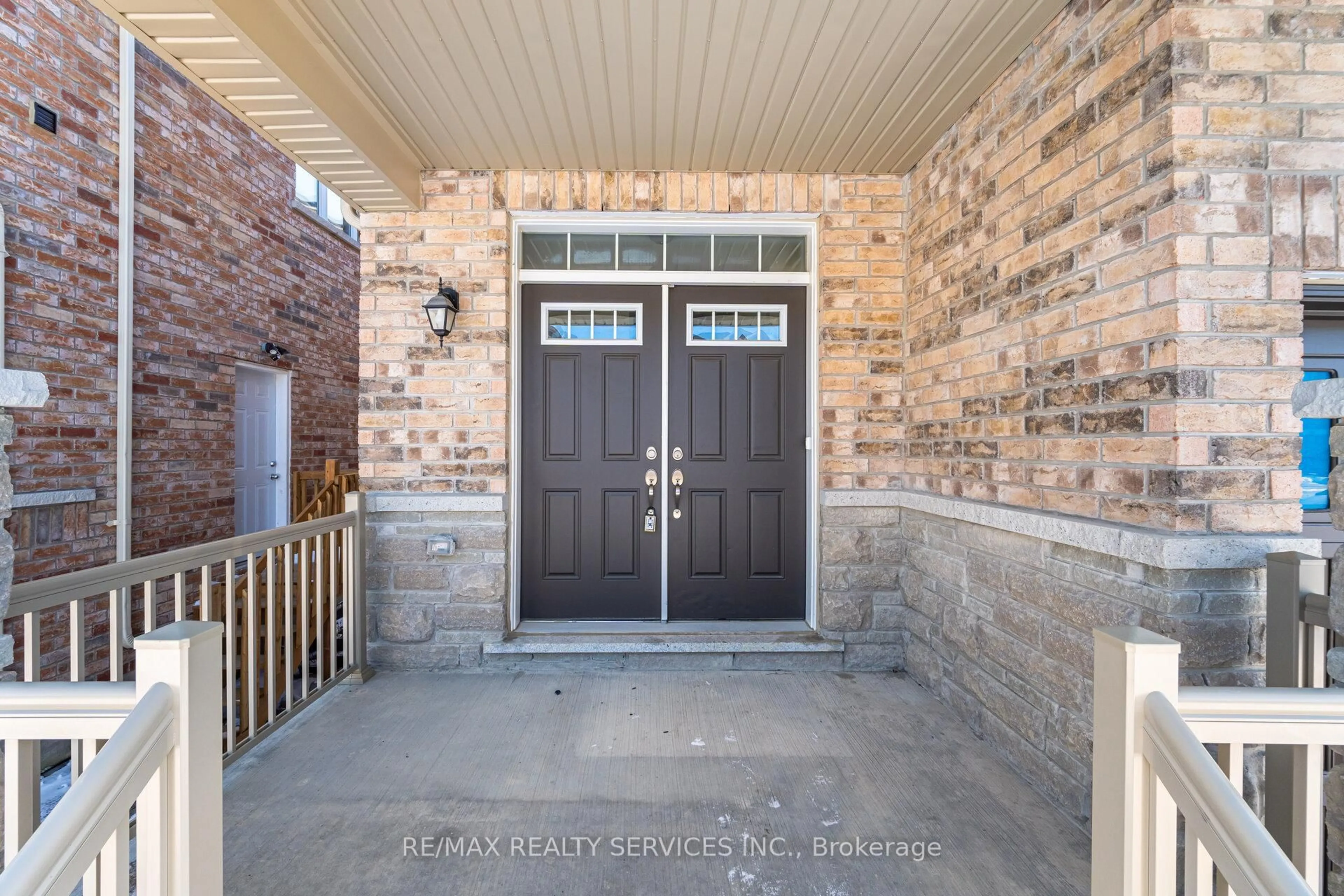 Indoor entryway for 37 Royal Fern Cres, Caledon Ontario L7C 4H1