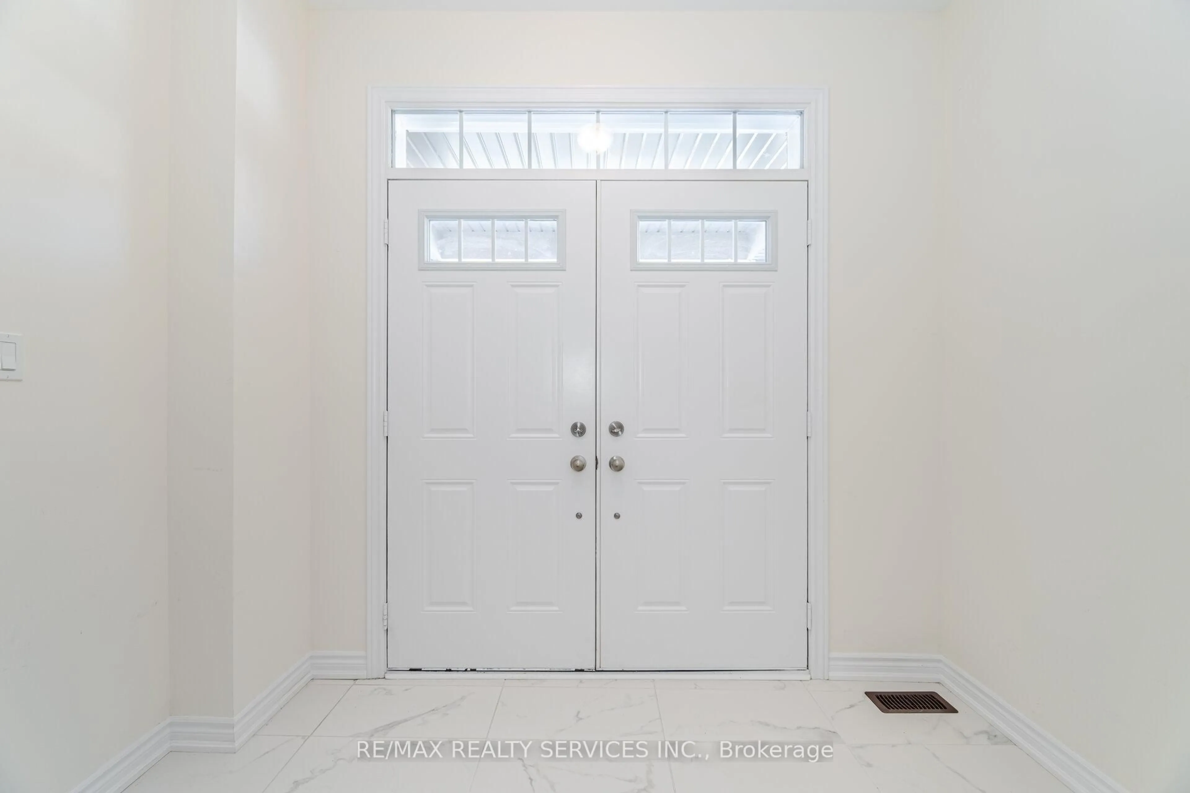 Indoor entryway for 37 Royal Fern Cres, Caledon Ontario L7C 4H1