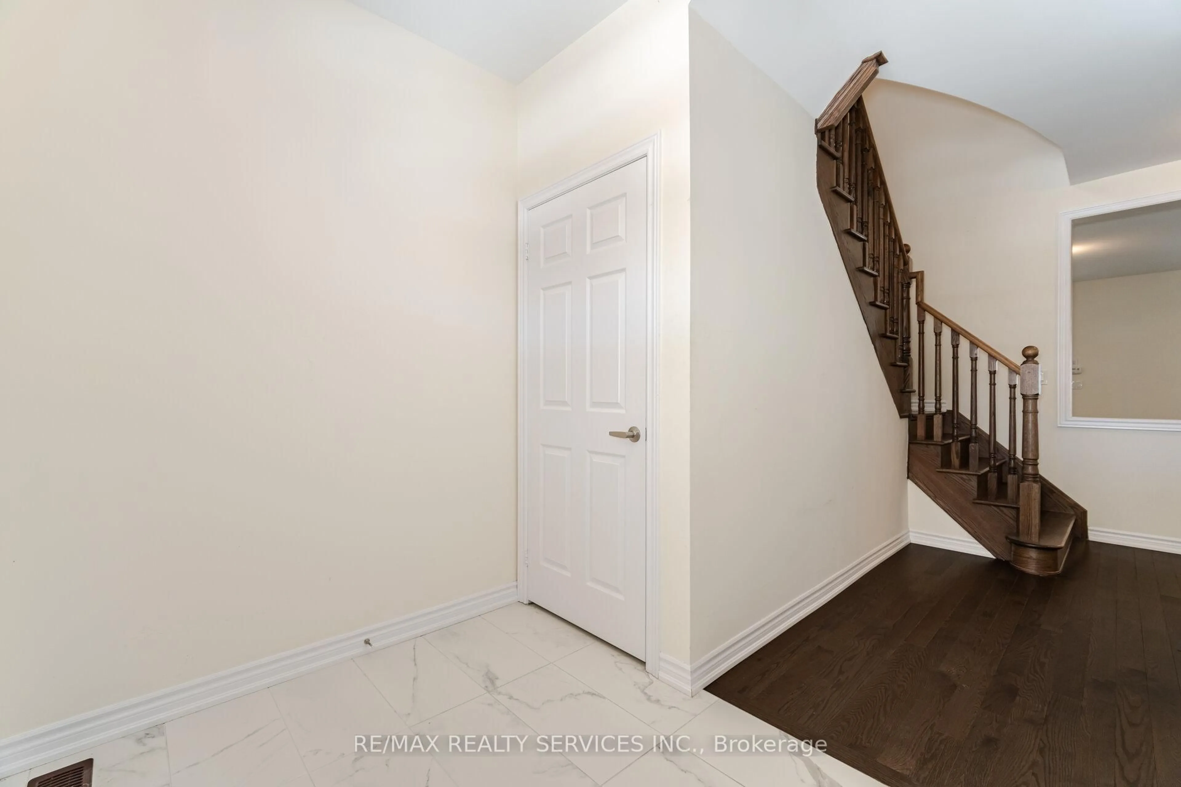 Indoor entryway for 37 Royal Fern Cres, Caledon Ontario L7C 4H1