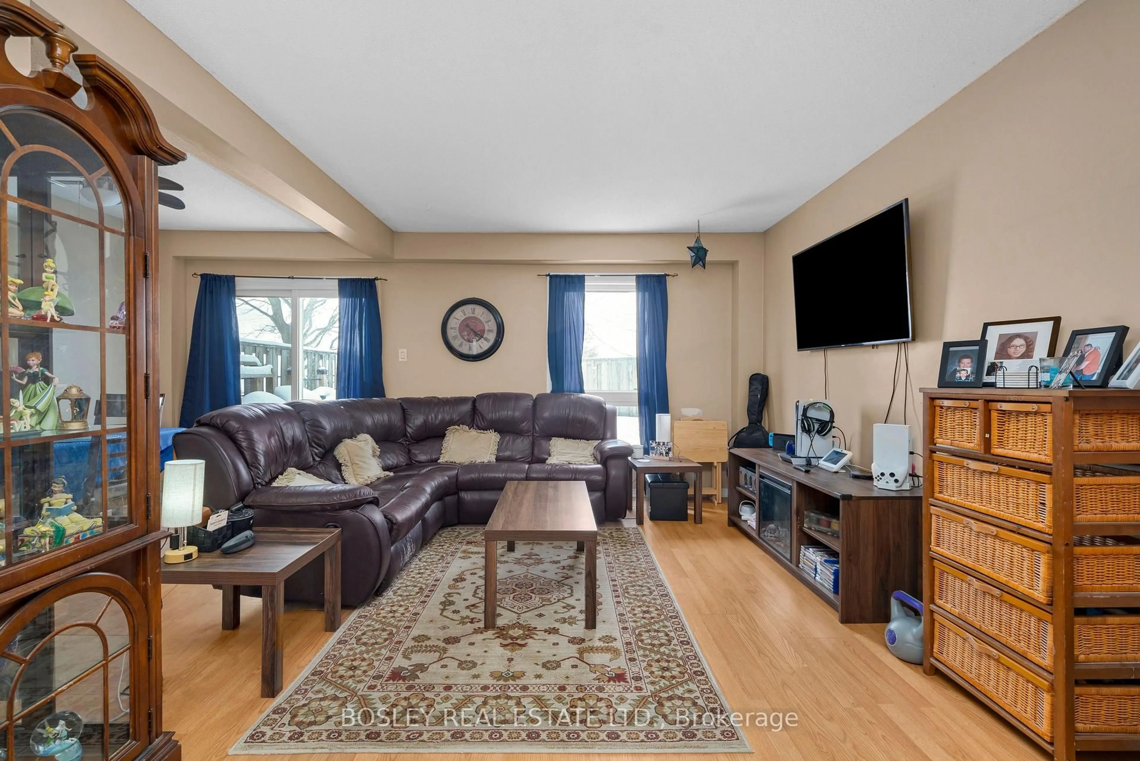Living room with furniture, unknown for 100 Century Dr #19, Orangeville Ontario L9W 4L3