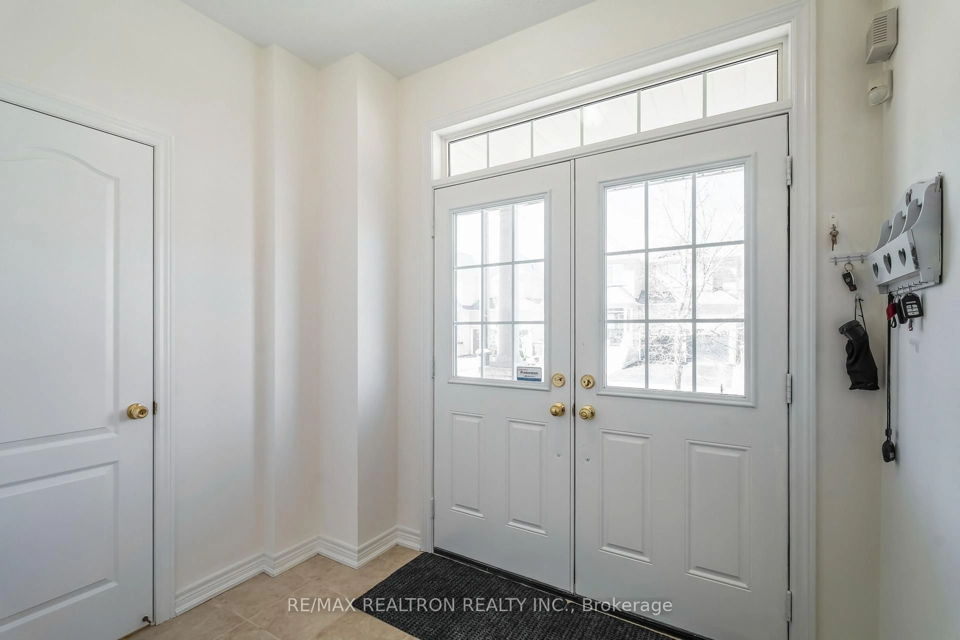 Indoor entryway for 9 Constance St, Brampton Ontario M2P 1V4