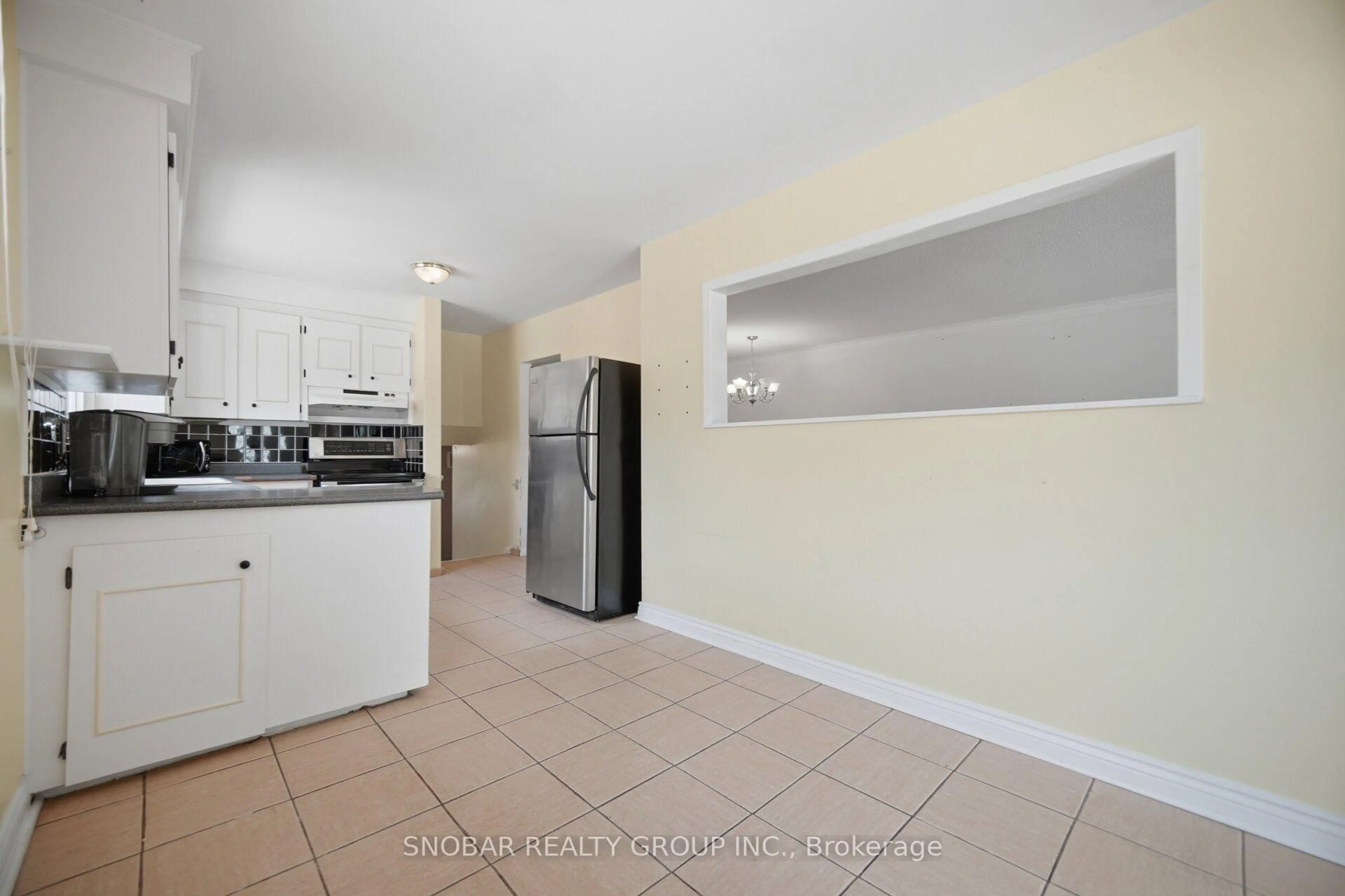 Standard kitchen, ceramic/tile floor for 1228 Shamir Cres, Mississauga Ontario L5C 1L1