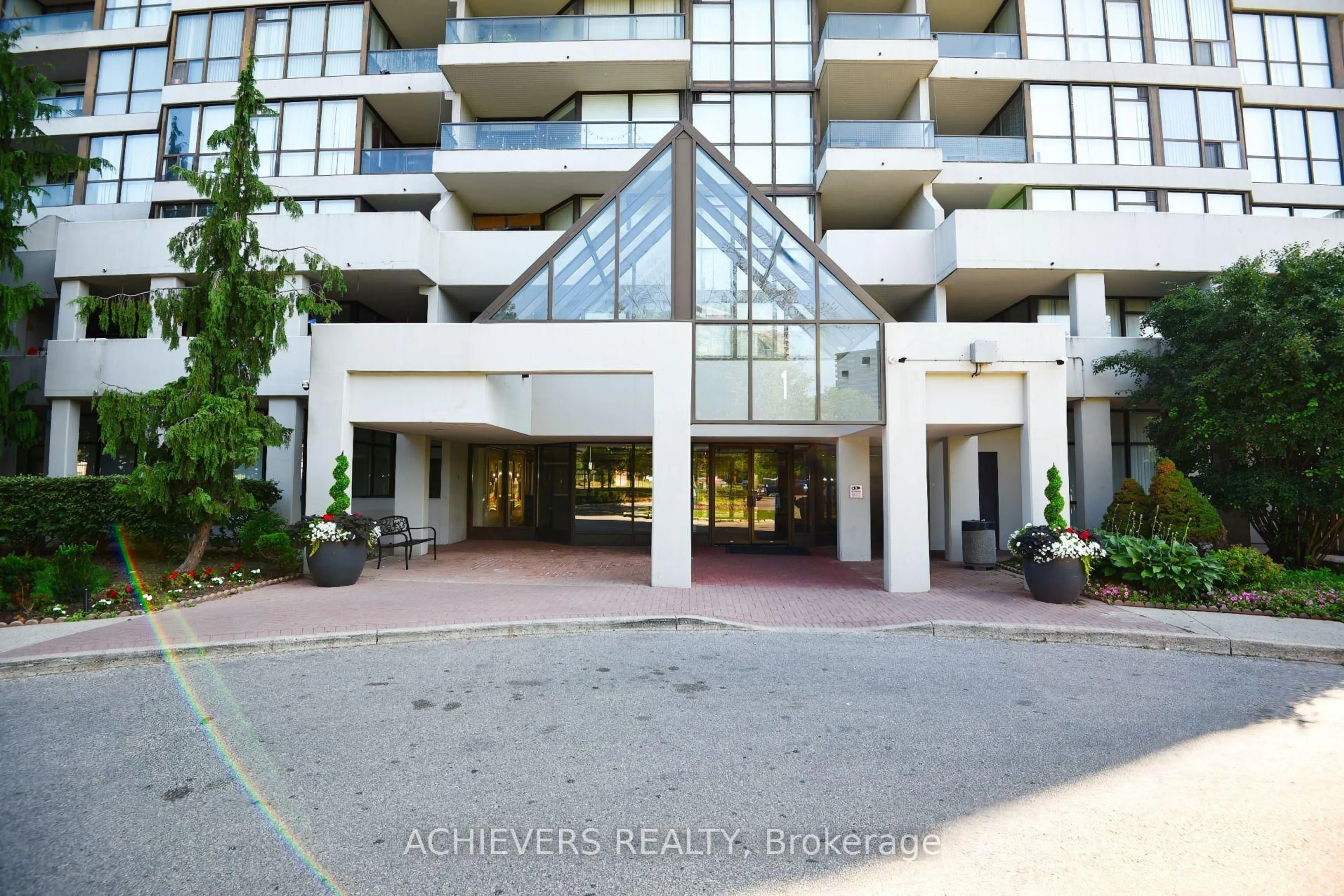 Indoor foyer for 1 Rowntree Rd #914, Toronto Ontario M9V 5G7