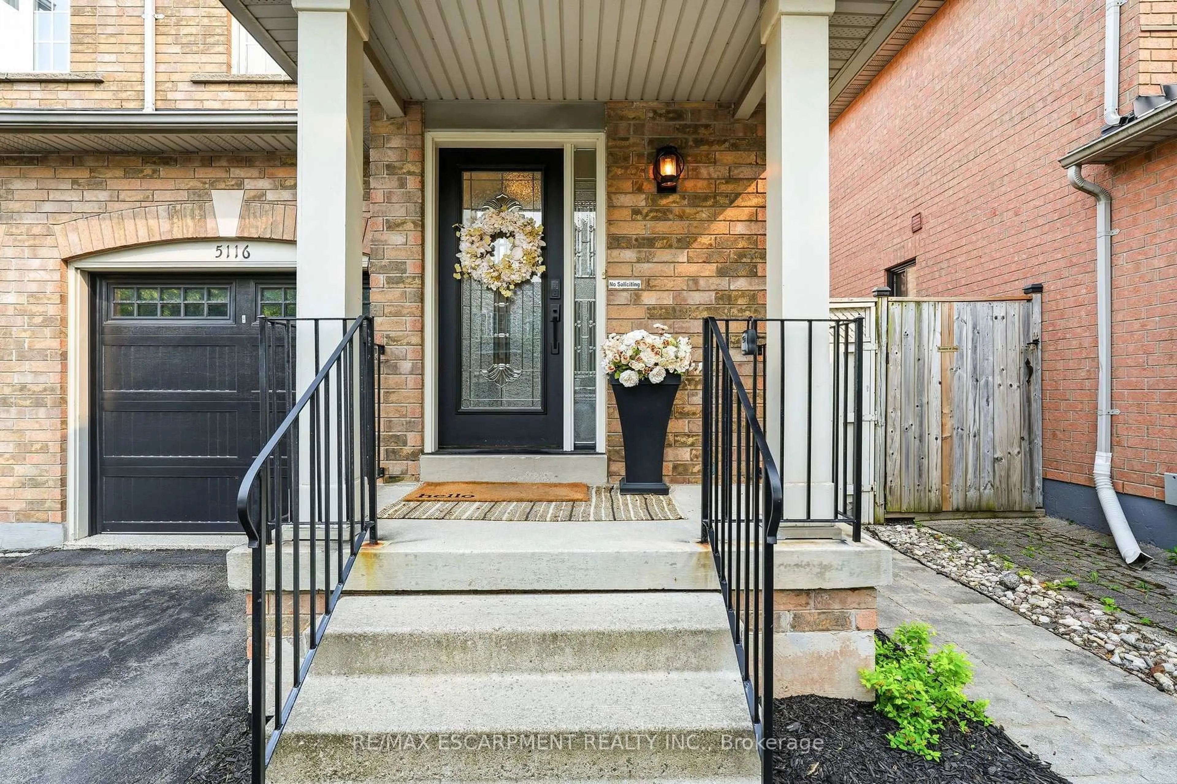 Indoor entryway for 5116 Silvercreek Dr, Burlington Ontario L7L 6K5