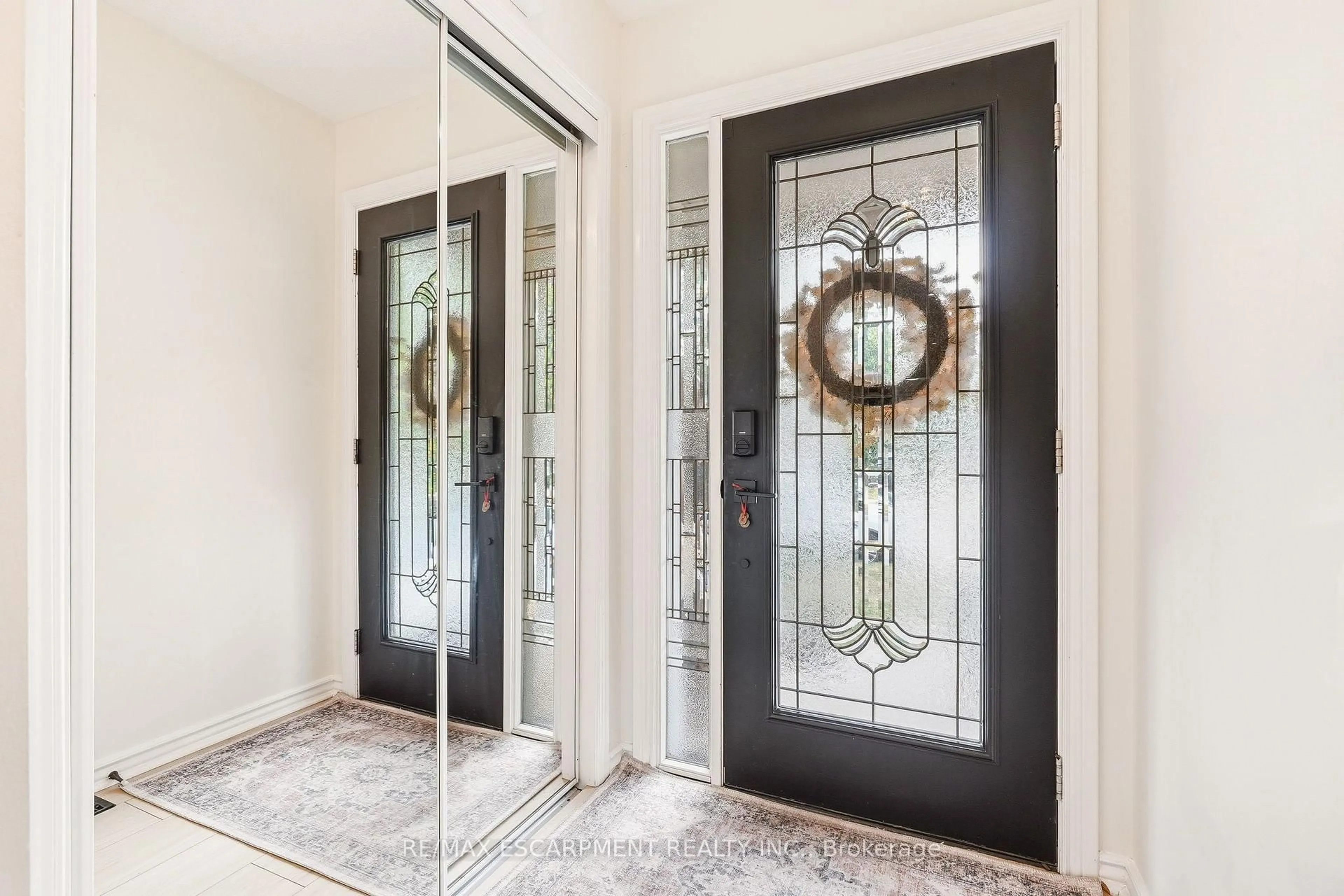 Indoor entryway for 5116 Silvercreek Dr, Burlington Ontario L7L 6K5