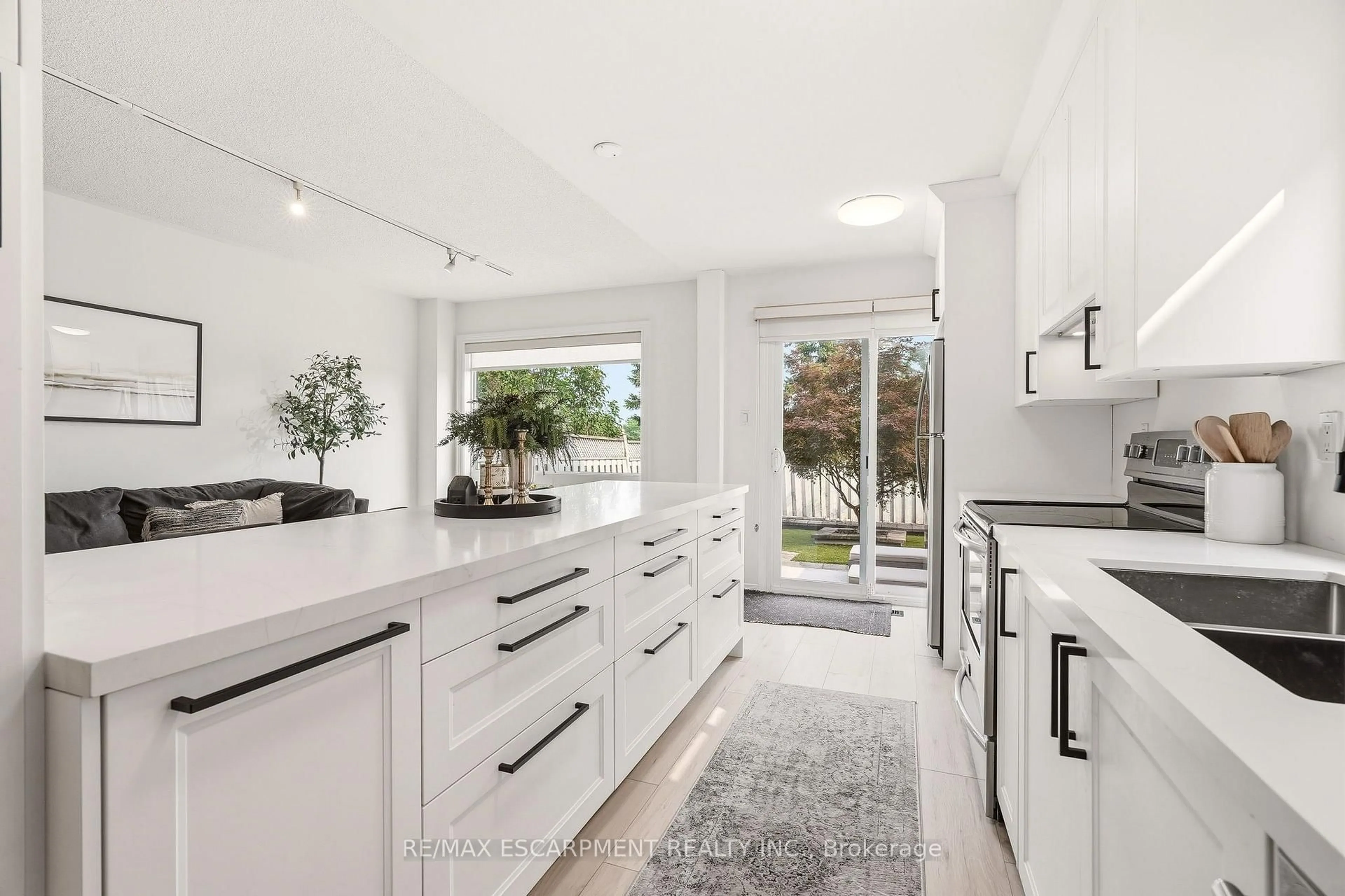 Contemporary kitchen, ceramic/tile floor for 5116 Silvercreek Dr, Burlington Ontario L7L 6K5